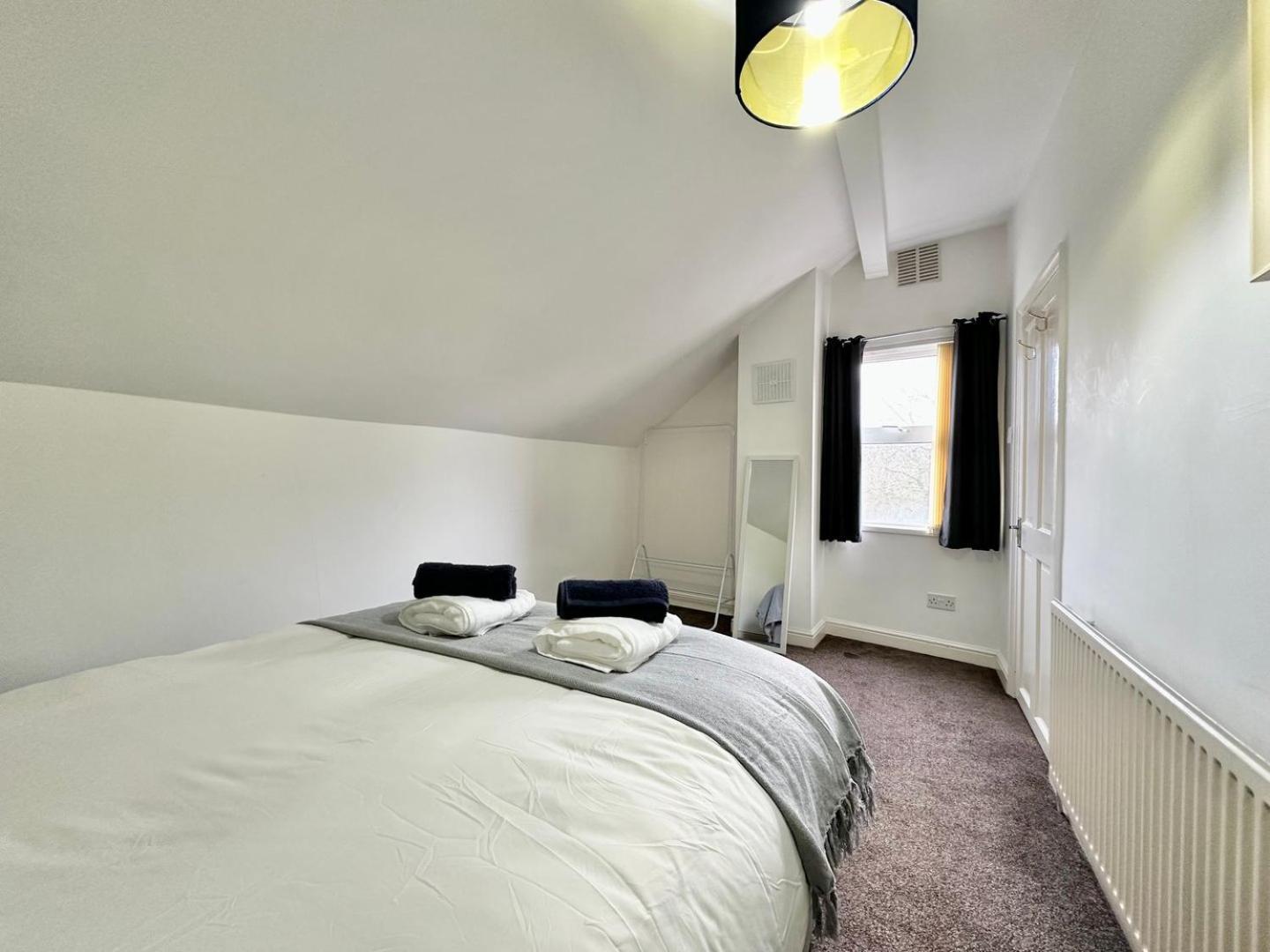 Large 4 Bedroom Home, Close To Leeds City Centre Leeds (West Yorkshire)