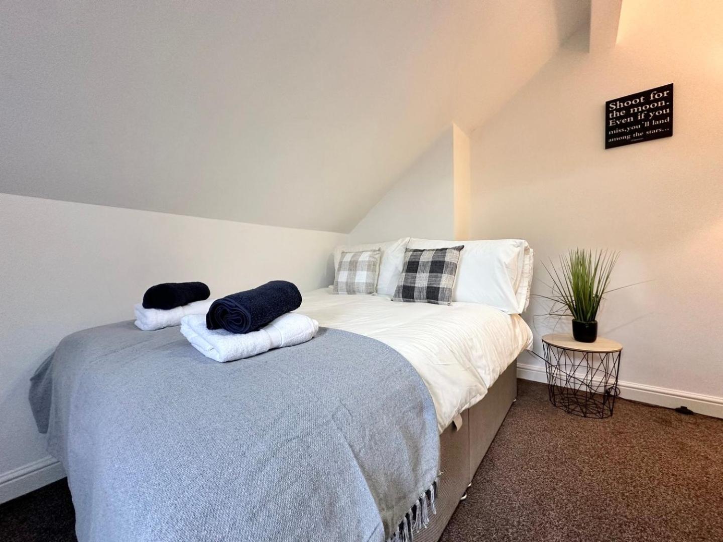 Large 4 Bedroom Home, Close To Leeds City Centre Guest house