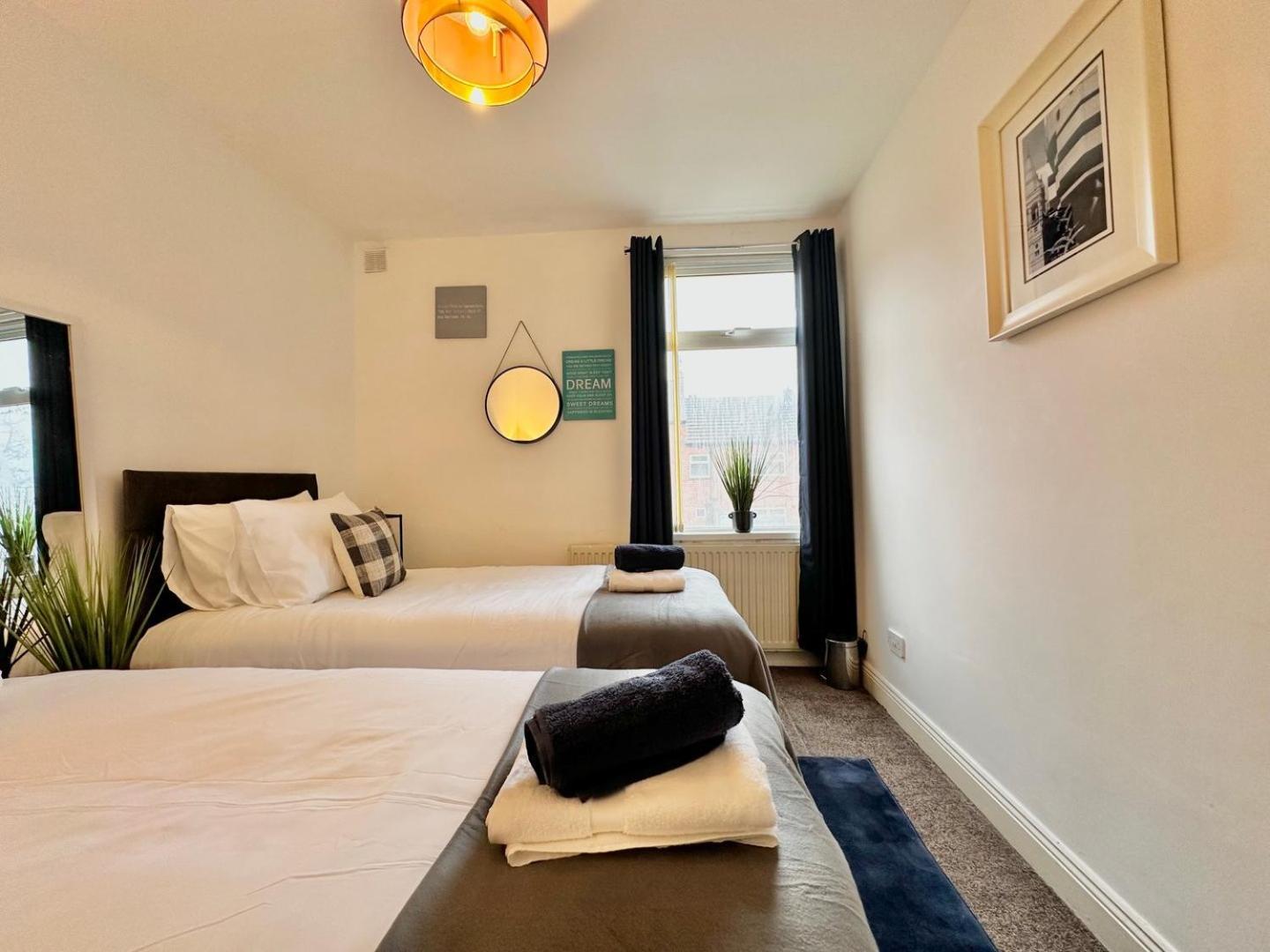 Guest house Large 4 Bedroom Home, Close To Leeds City Centre *