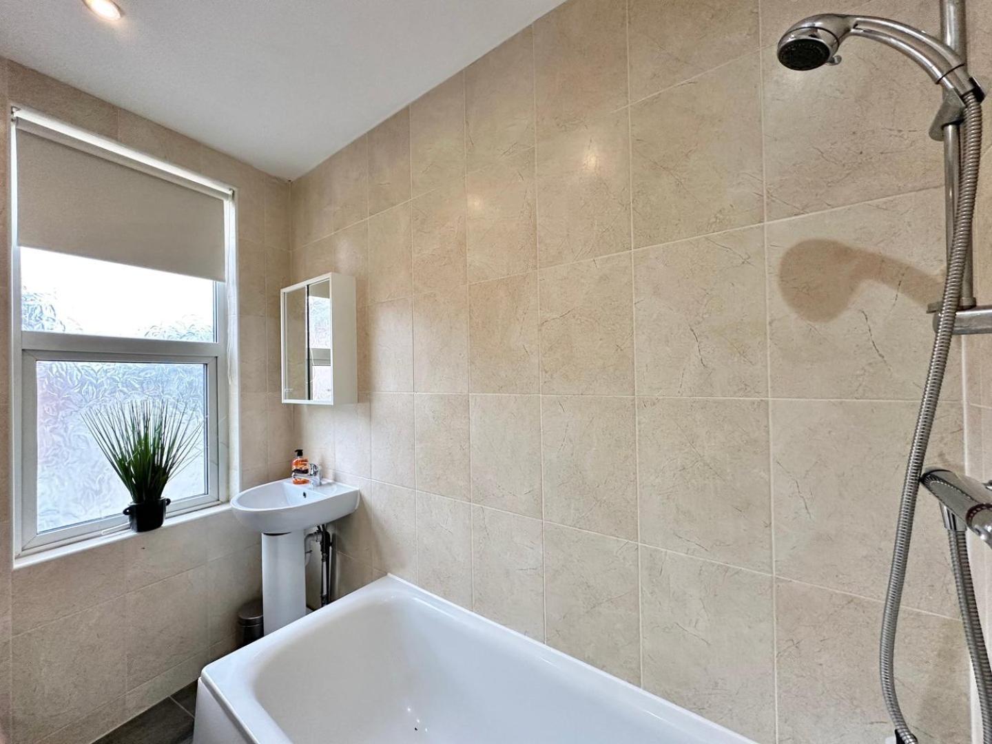 Large 4 Bedroom Home, Close To Leeds City Centre Guest house Leeds (West Yorkshire)