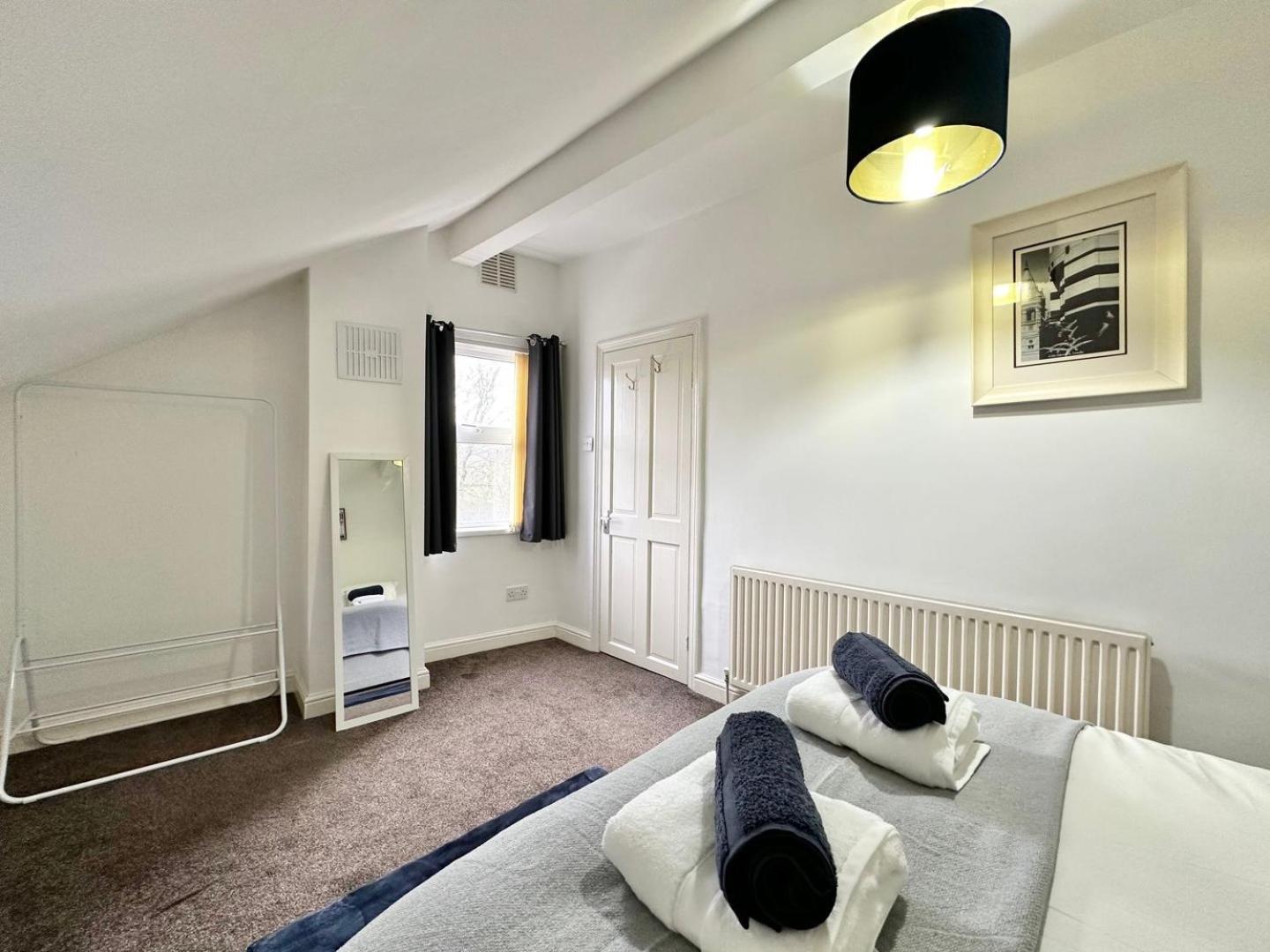 Large 4 Bedroom Home, Close To Leeds City Centre