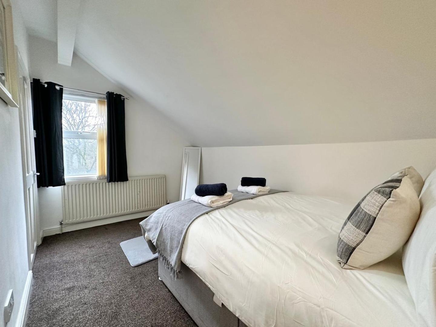 Large 4 Bedroom Home, Close To Leeds City Centre * Leeds (West Yorkshire)