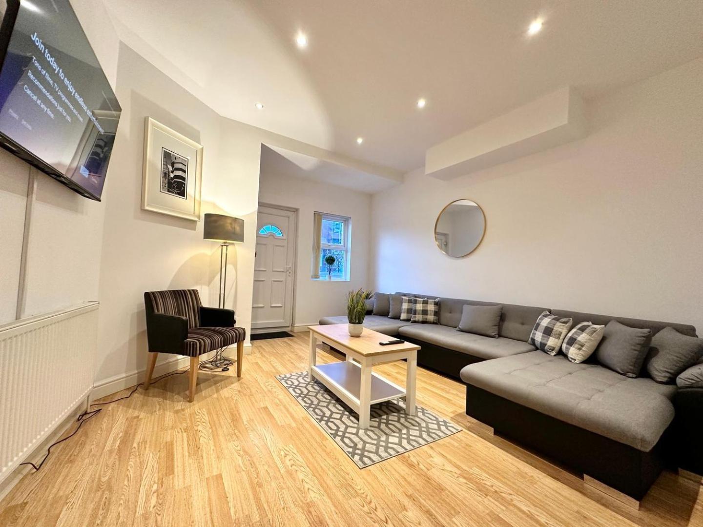 Large 4 Bedroom Home, Close To Leeds City Centre Guest house Leeds (West Yorkshire)