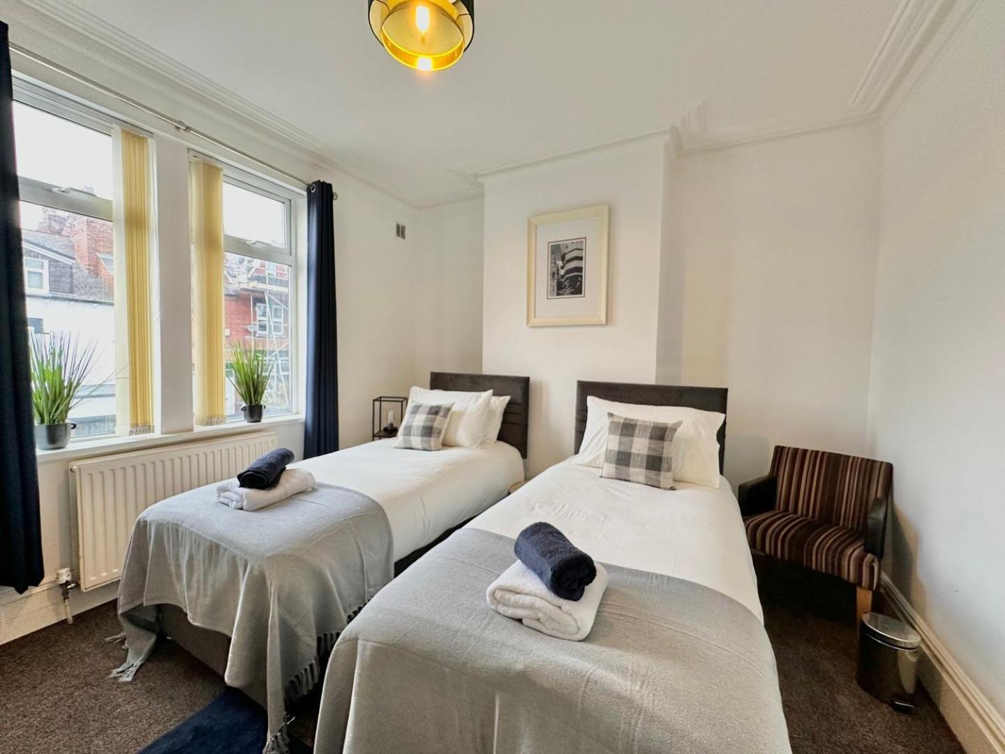 Large 4 Bedroom Home, Close To Leeds City Centre Guest house *