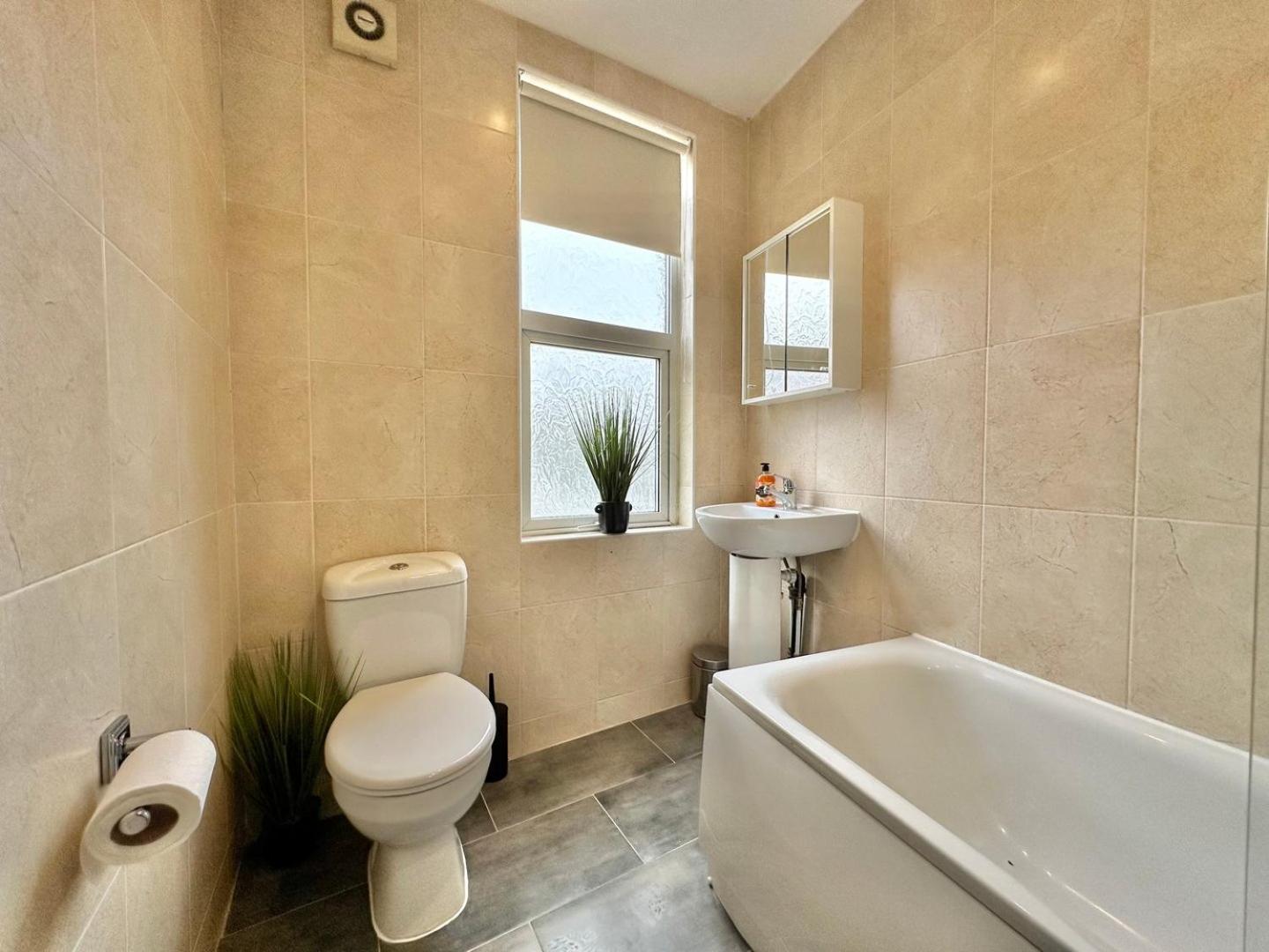 Guest house Large 4 Bedroom Home, Close To Leeds City Centre