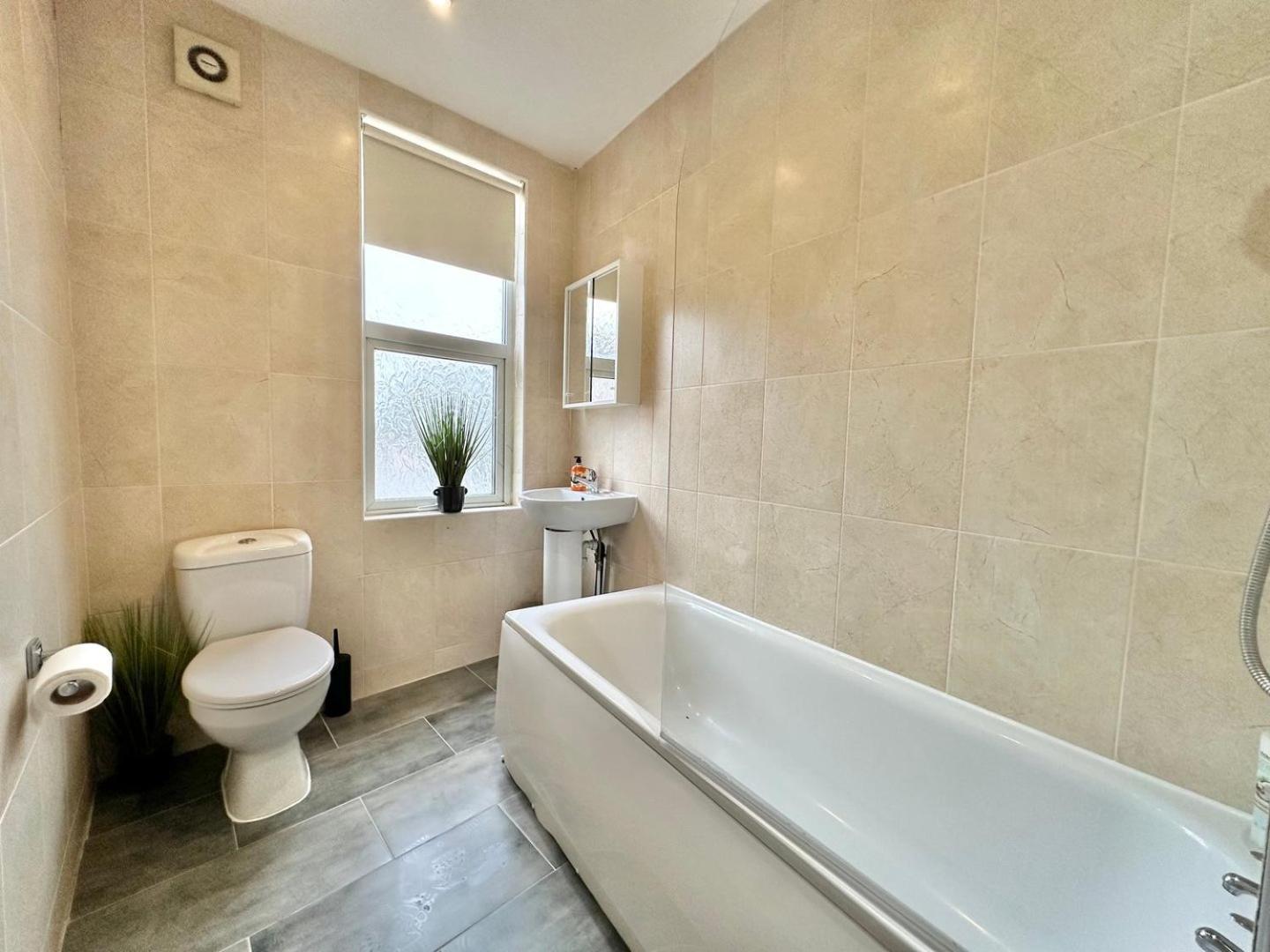 Large 4 Bedroom Home, Close To Leeds City Centre Guest house Leeds (West Yorkshire)