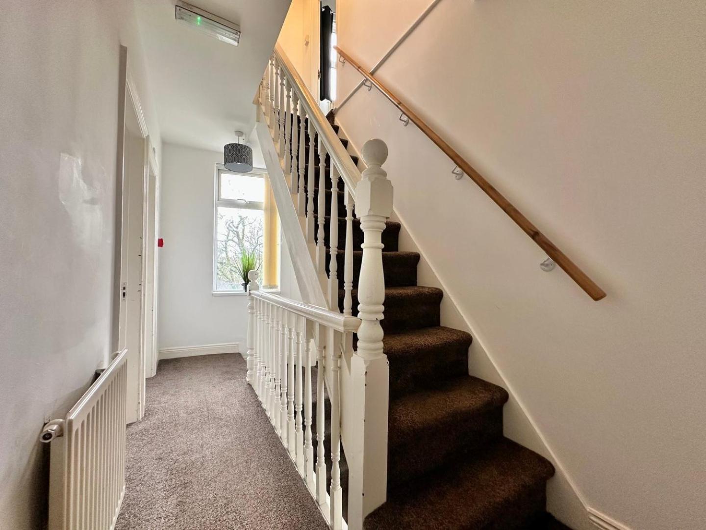 Large 4 Bedroom Home, Close To Leeds City Centre Guest house