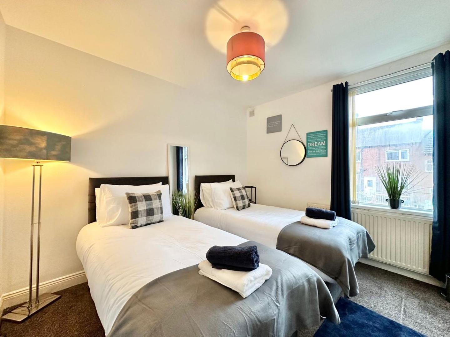Large 4 Bedroom Home, Close To Leeds City Centre