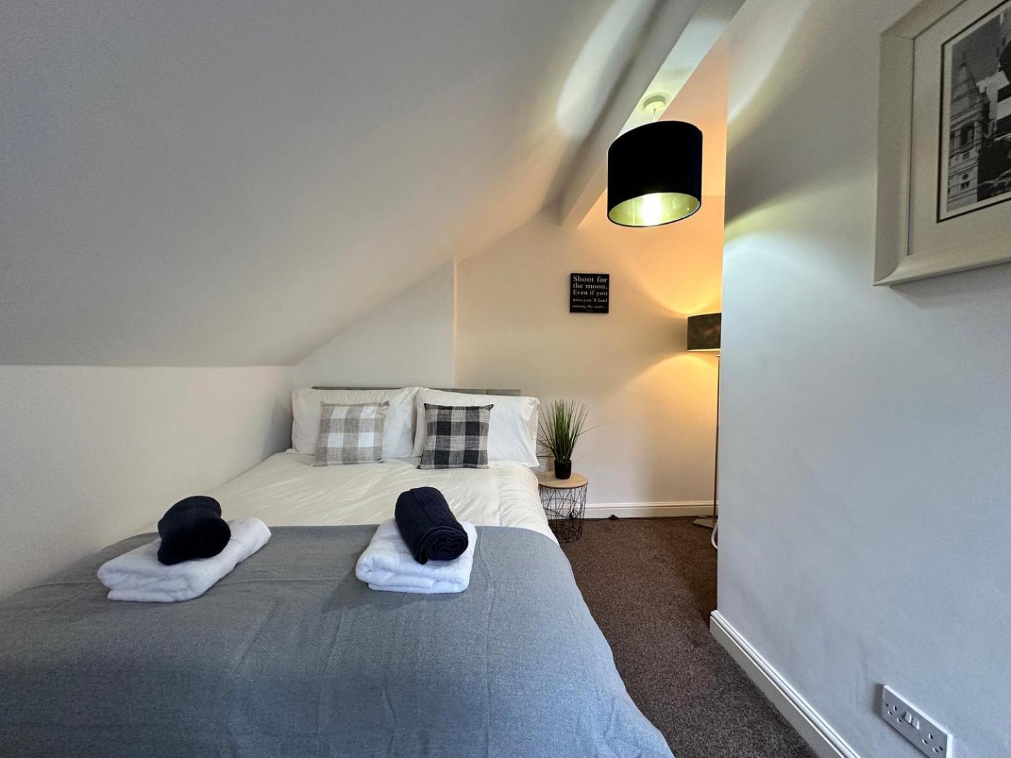 Large 4 Bedroom Home, Close To Leeds City Centre Guest house *