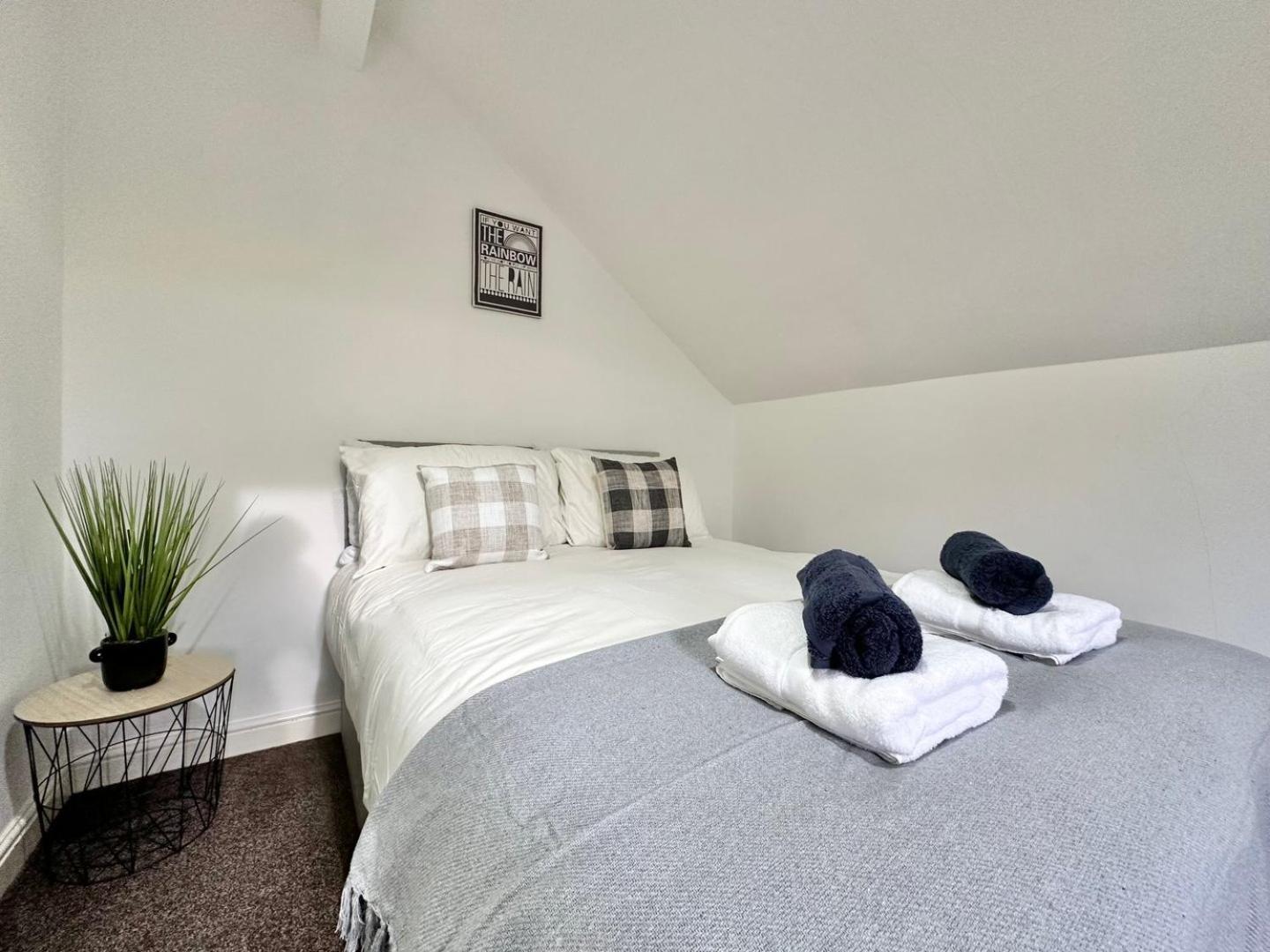 Large 4 Bedroom Home, Close To Leeds City Centre Guest house
