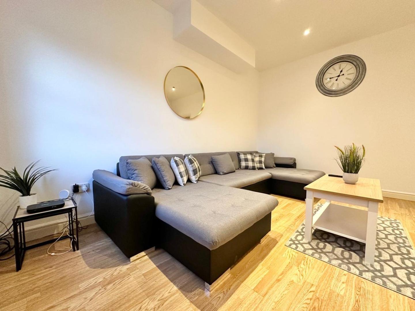 Large 4 Bedroom Home, Close To Leeds City Centre Guest house *