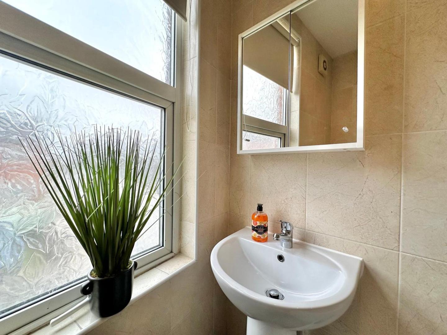 Guest house Large 4 Bedroom Home, Close To Leeds City Centre