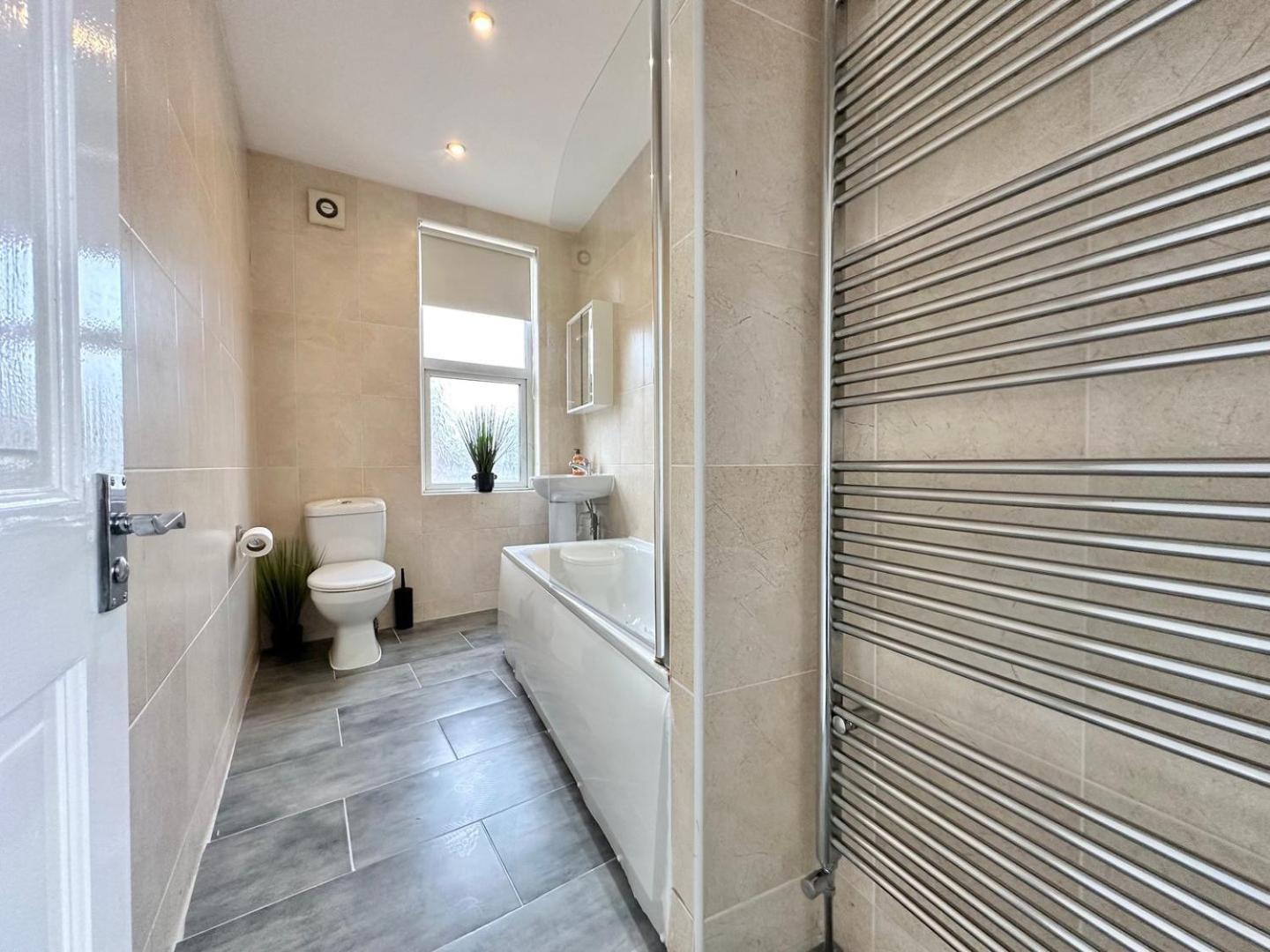 Guest house Large 4 Bedroom Home, Close To Leeds City Centre *