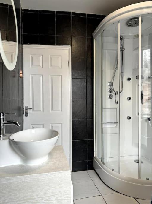 Modern 5-bed Near Leeds Centre Apartment Leeds (West Yorkshire)