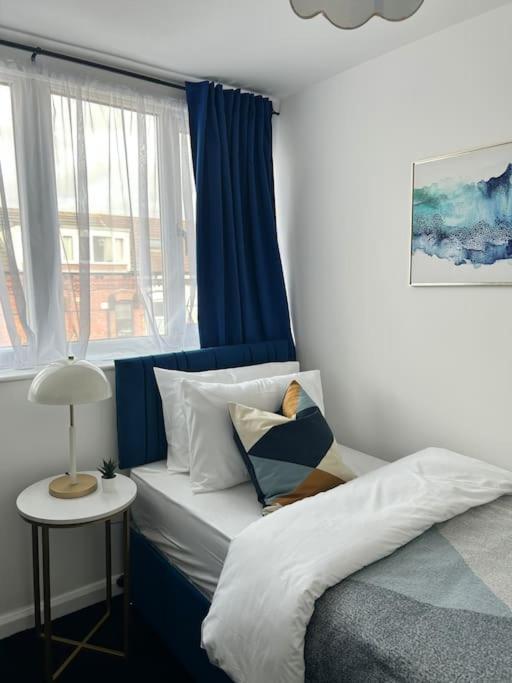 Modern 5-bed Near Leeds Centre
