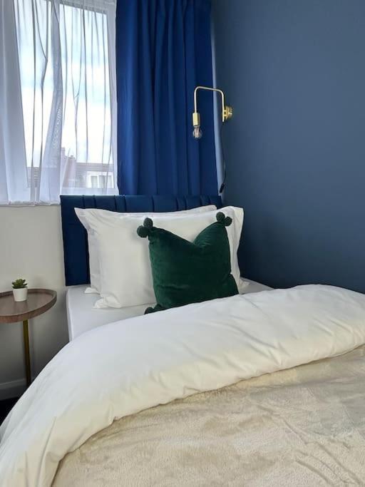 Modern 5-bed Near Leeds Centre