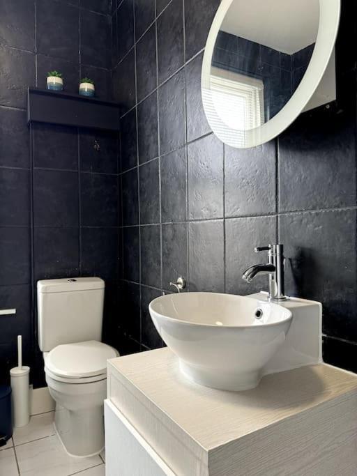 Modern 5-bed Near Leeds Centre Apartment *