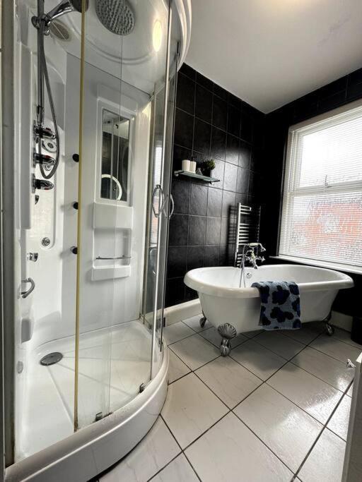 Modern 5-bed Near Leeds Centre Apartment Leeds (West Yorkshire)