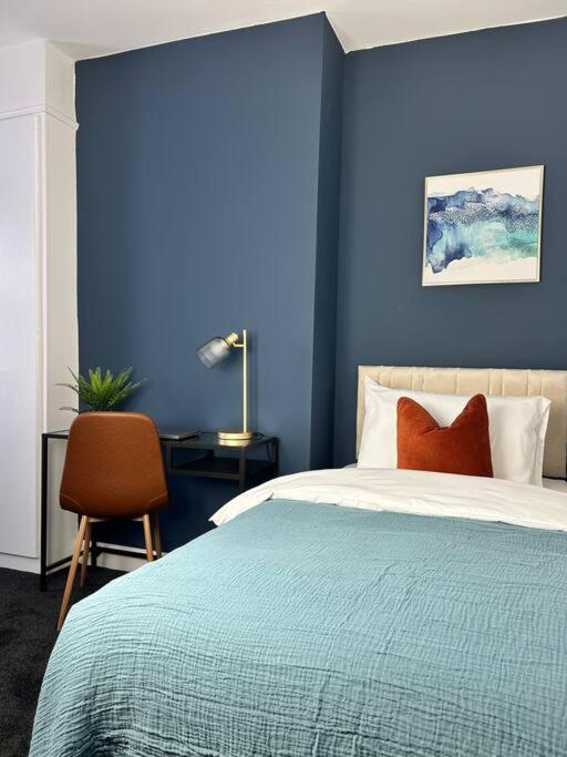 Modern 5-bed Near Leeds Centre *