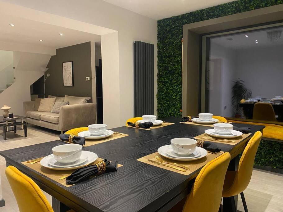 Stunning Modern 3br House, Free Parking & Garden Holiday home