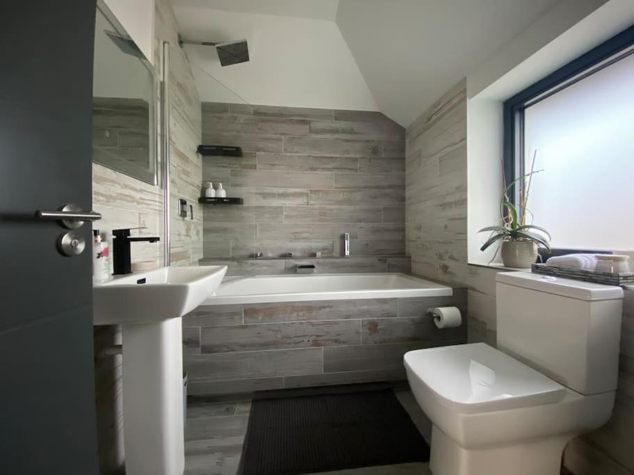 Stunning Modern 3br House, Free Parking & Garden Holiday home *
