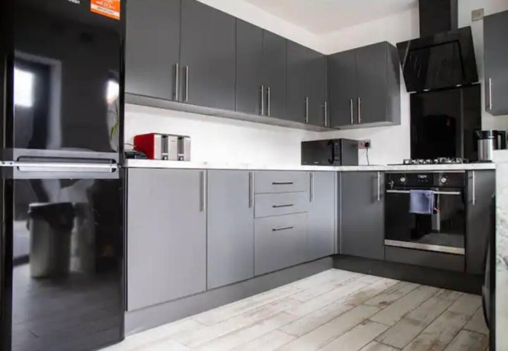 Stunning Modern 3br House, Free Parking & Garden Holiday home