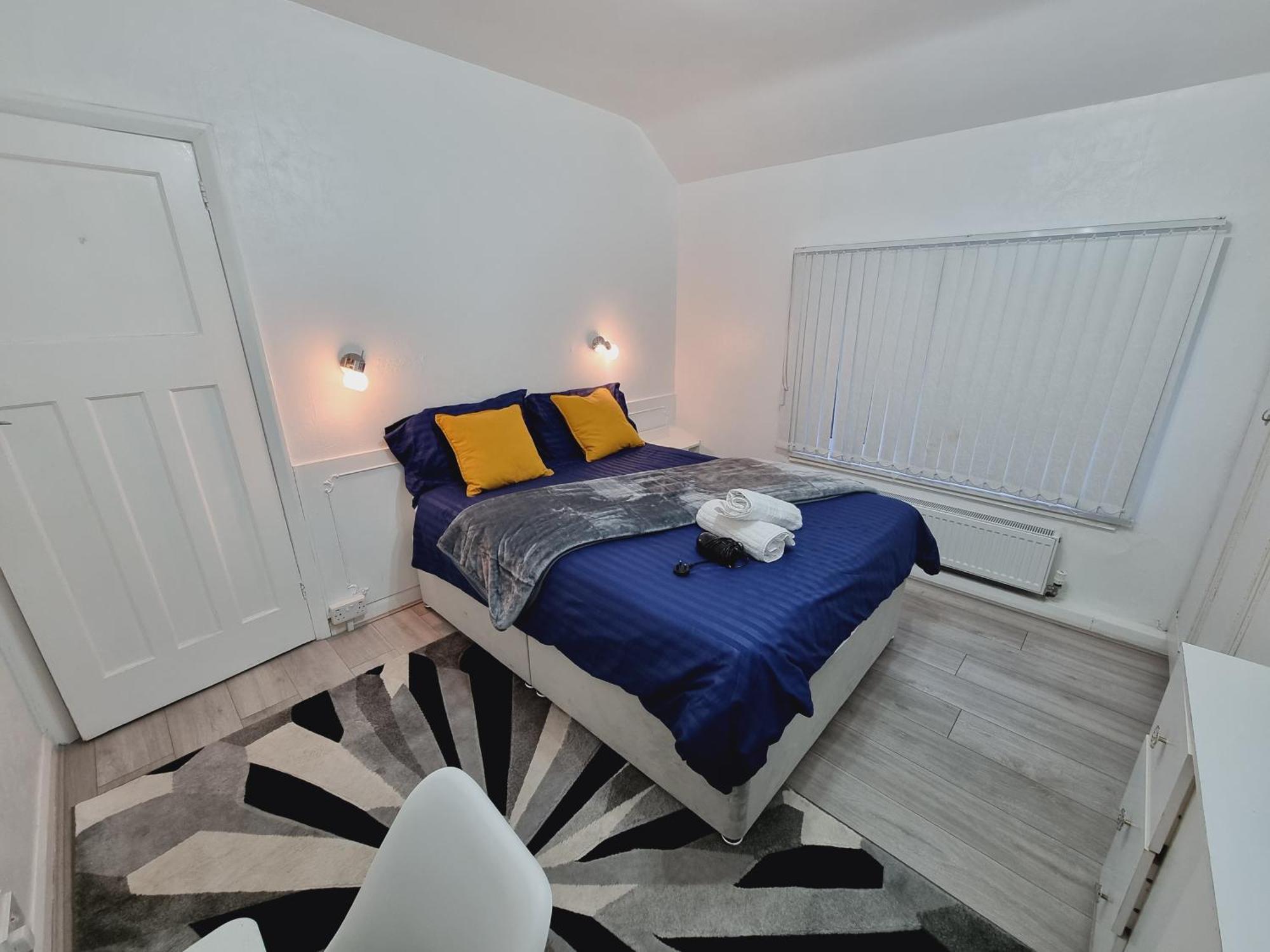 Modern 3 Bedroom House, 3 Bathroom, Secure Parking, Wi-fi & Garden Holiday home *