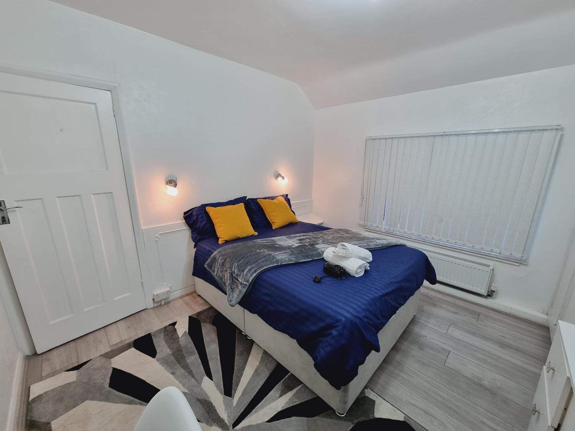 Modern 3 Bedroom House, 3 Bathroom, Secure Parking, Wi-fi & Garden Holiday home