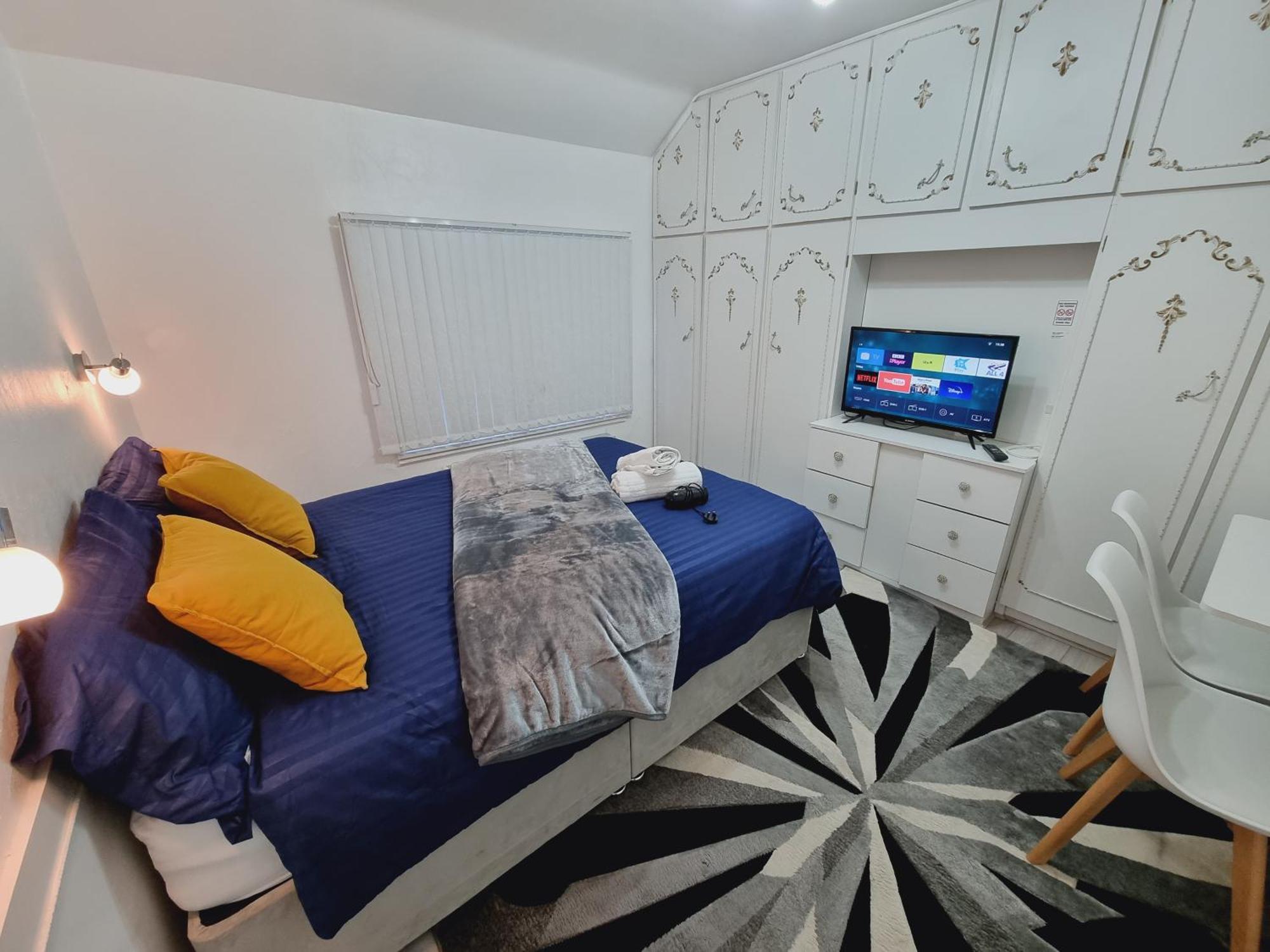 Modern 3 Bedroom House, 3 Bathroom, Secure Parking, Wi-fi & Garden Holiday home Leeds (West Yorkshire)
