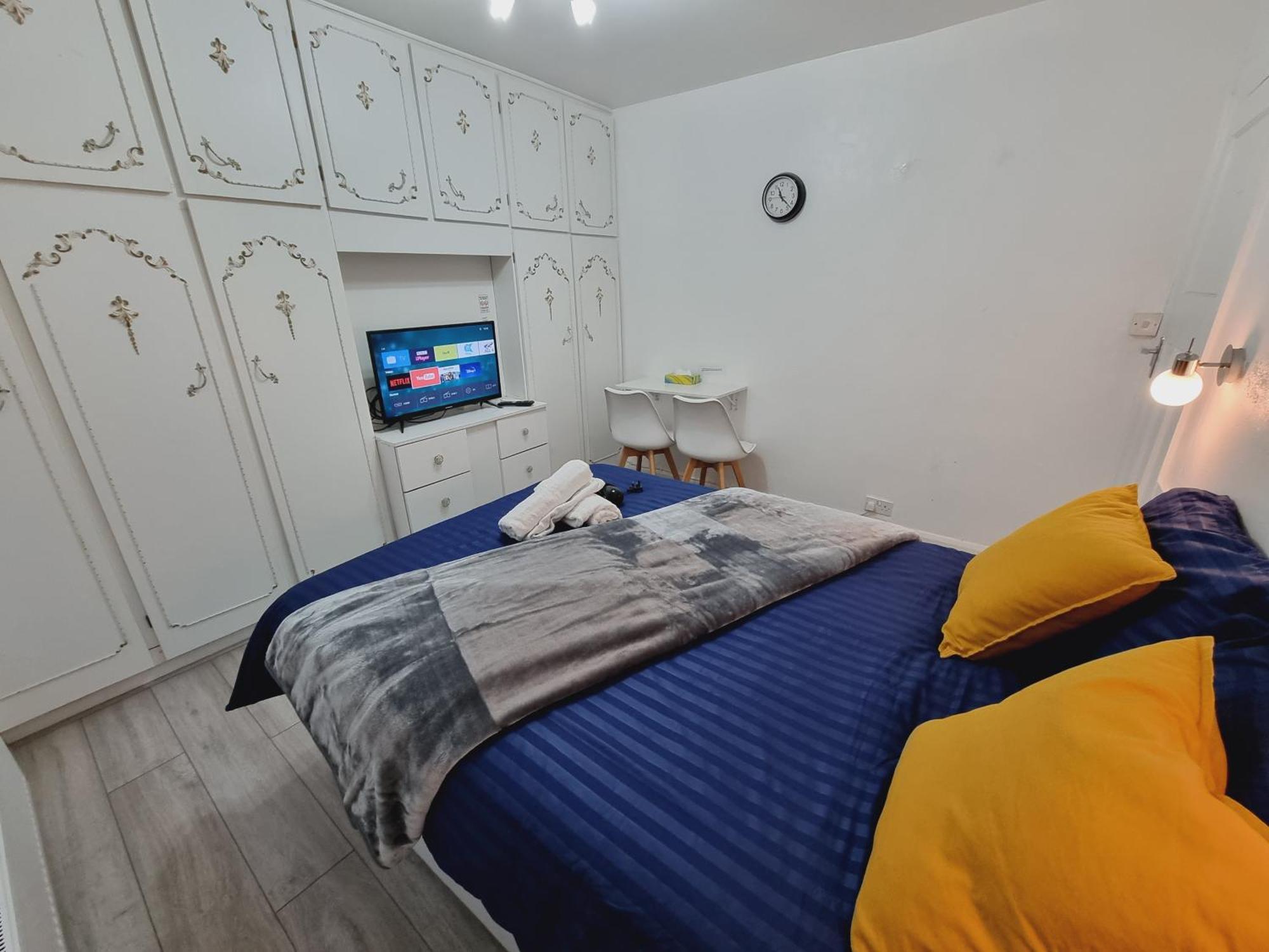 Modern 3 Bedroom House, 3 Bathroom, Secure Parking, Wi-fi & Garden *