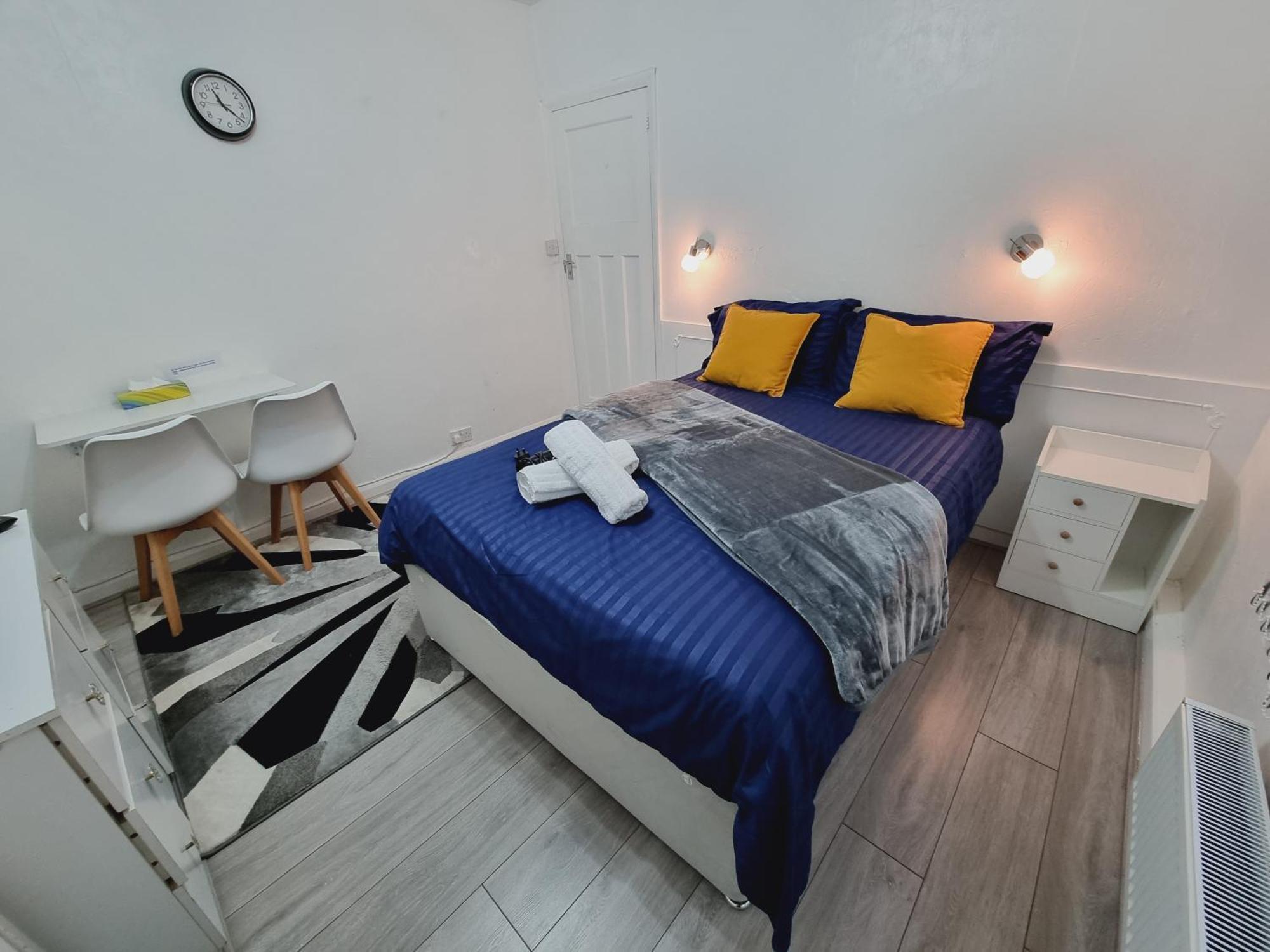 Modern 3 Bedroom House, 3 Bathroom, Secure Parking, Wi-fi & Garden Holiday home Leeds (West Yorkshire)