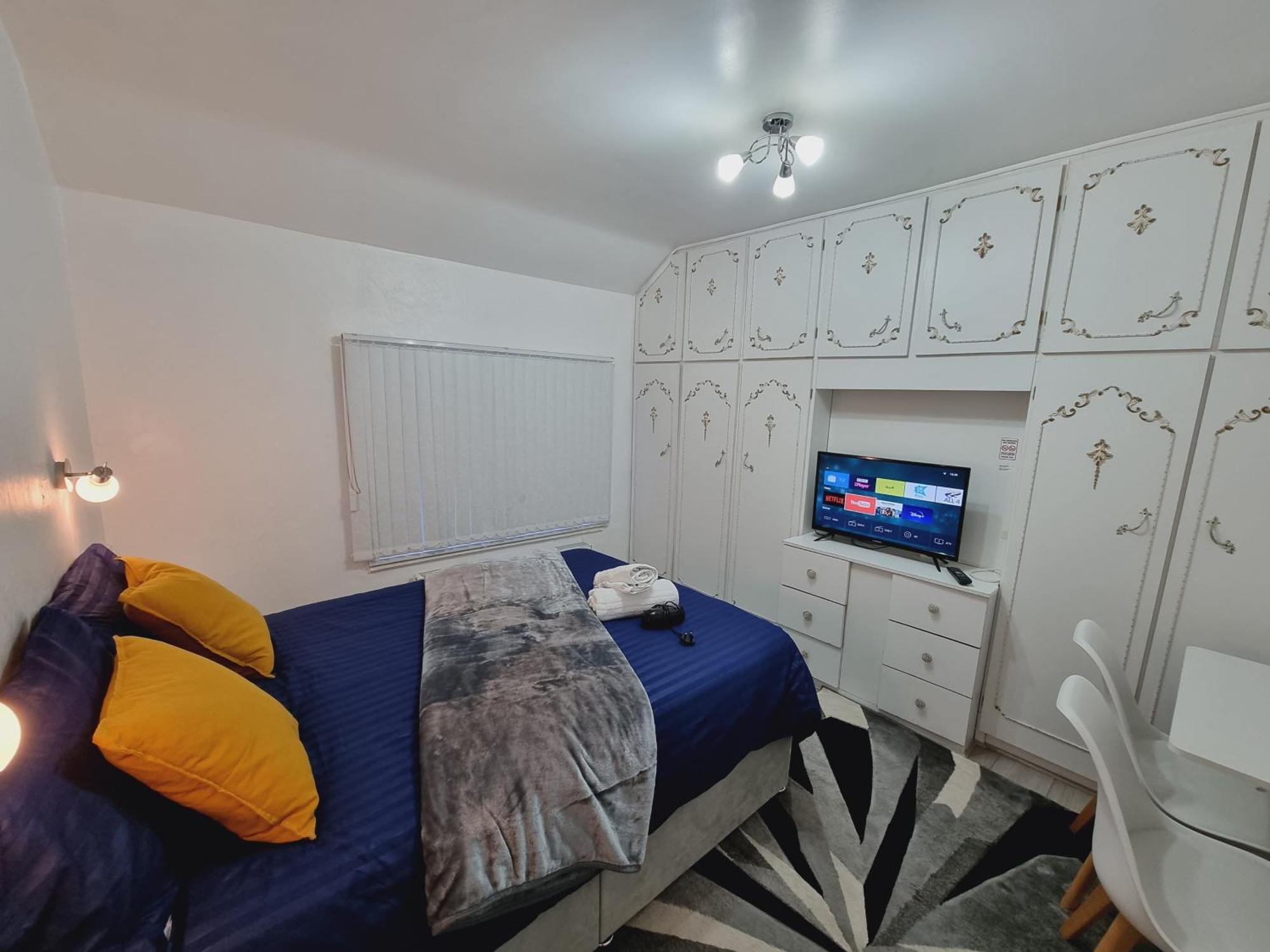 Modern 3 Bedroom House, 3 Bathroom, Secure Parking, Wi-fi & Garden Holiday home *