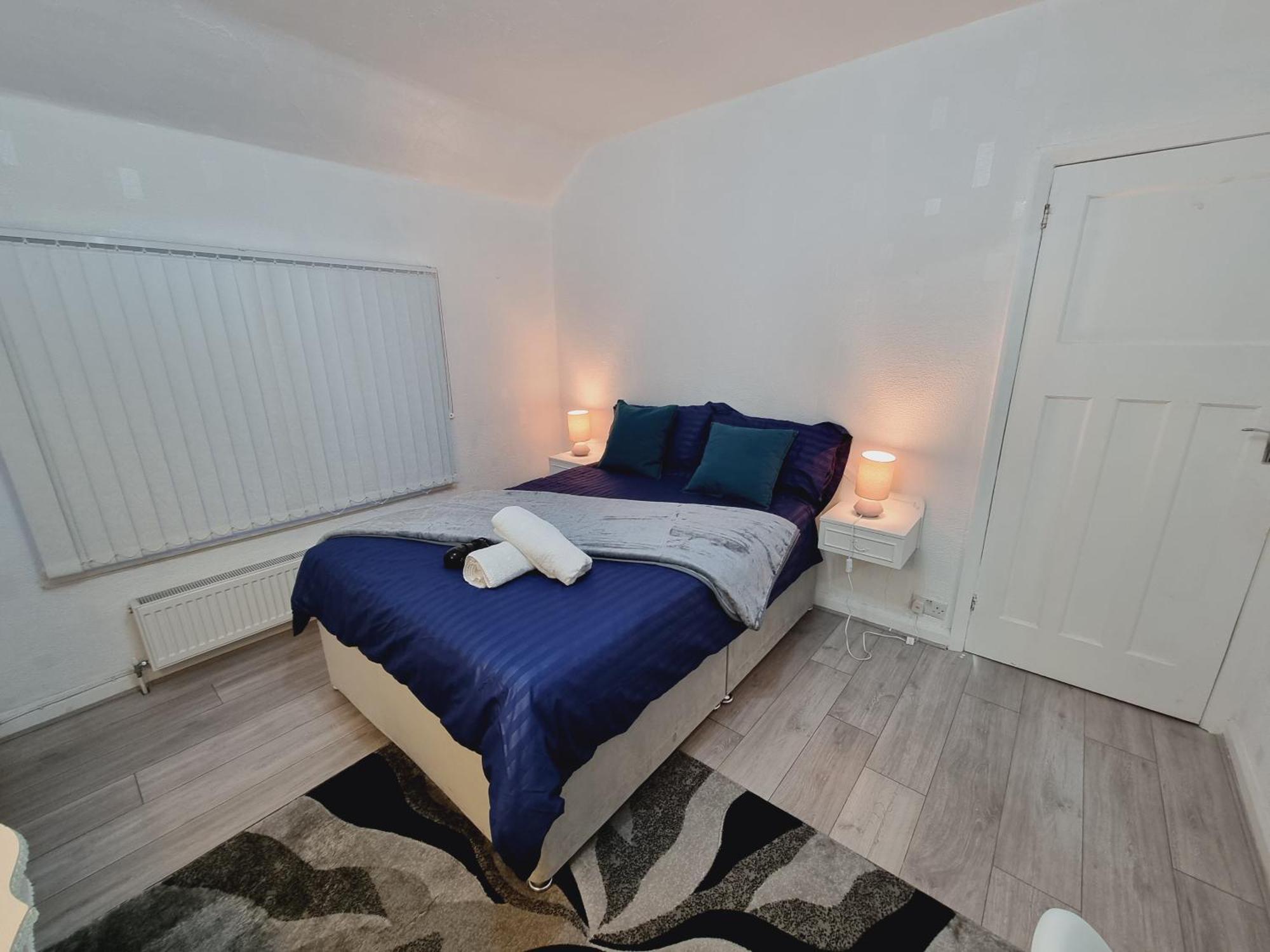 Modern 3 Bedroom House, 3 Bathroom, Secure Parking, Wi-fi & Garden Holiday home