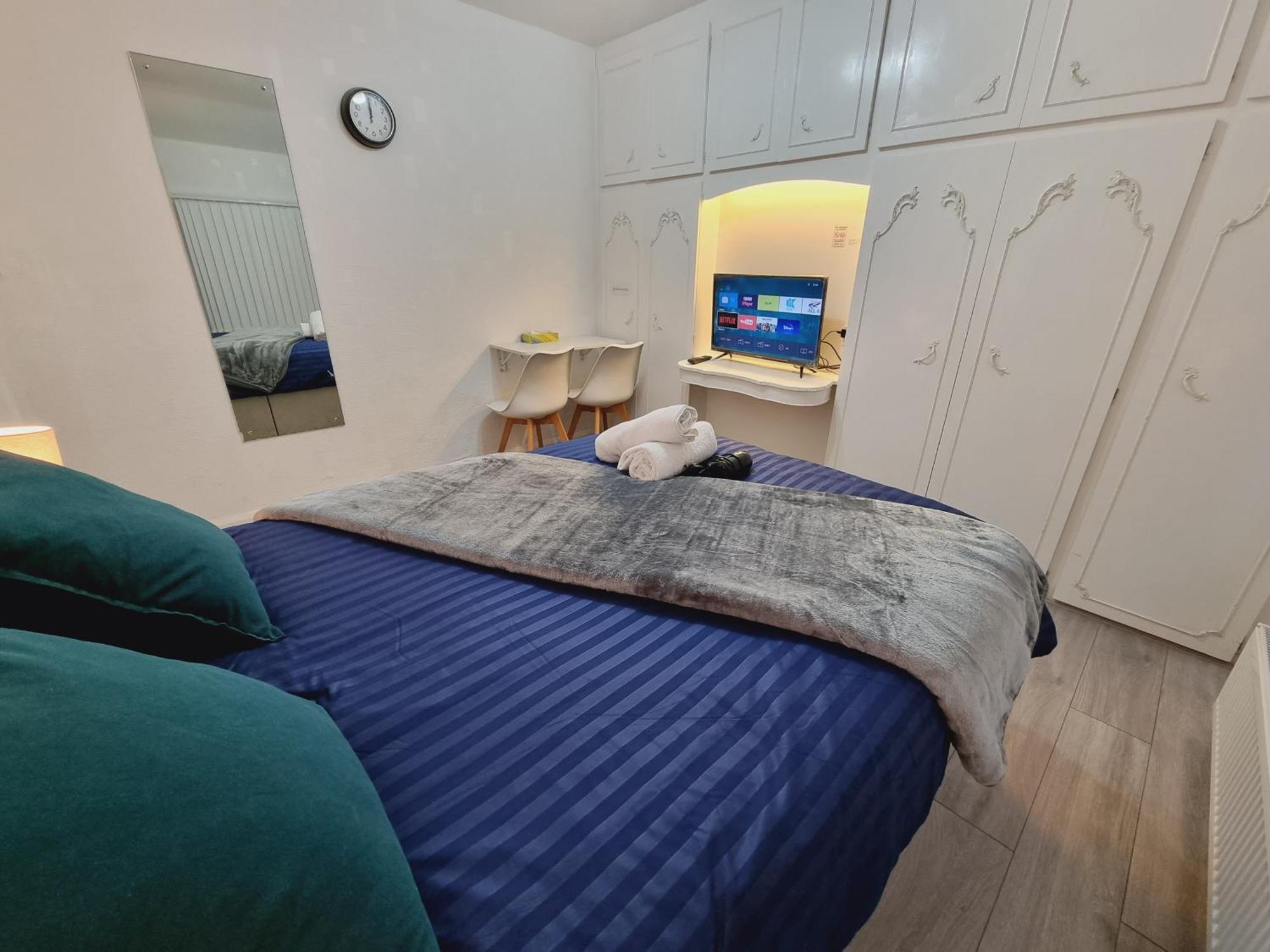Modern 3 Bedroom House, 3 Bathroom, Secure Parking, Wi-fi & Garden Holiday home Leeds (West Yorkshire)