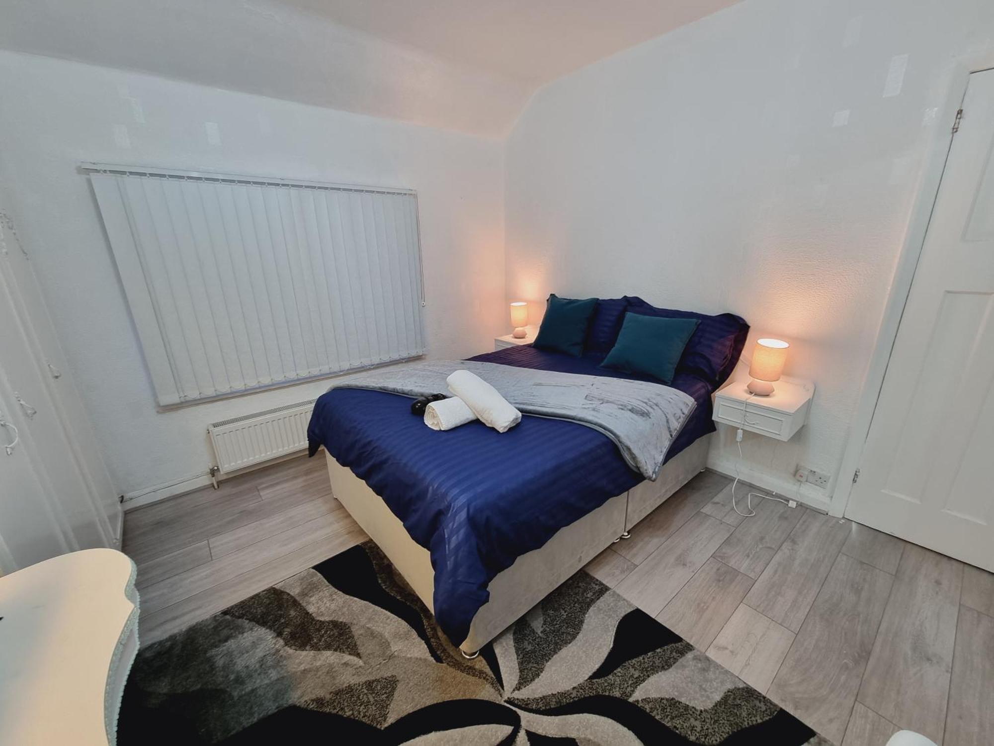 Modern 3 Bedroom House, 3 Bathroom, Secure Parking, Wi-fi & Garden Holiday home