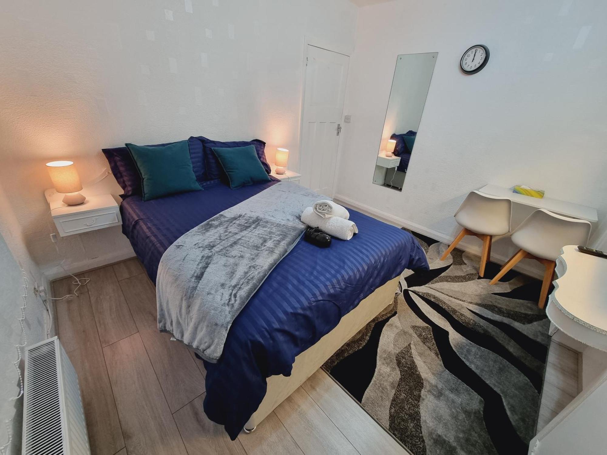 Modern 3 Bedroom House, 3 Bathroom, Secure Parking, Wi-fi & Garden