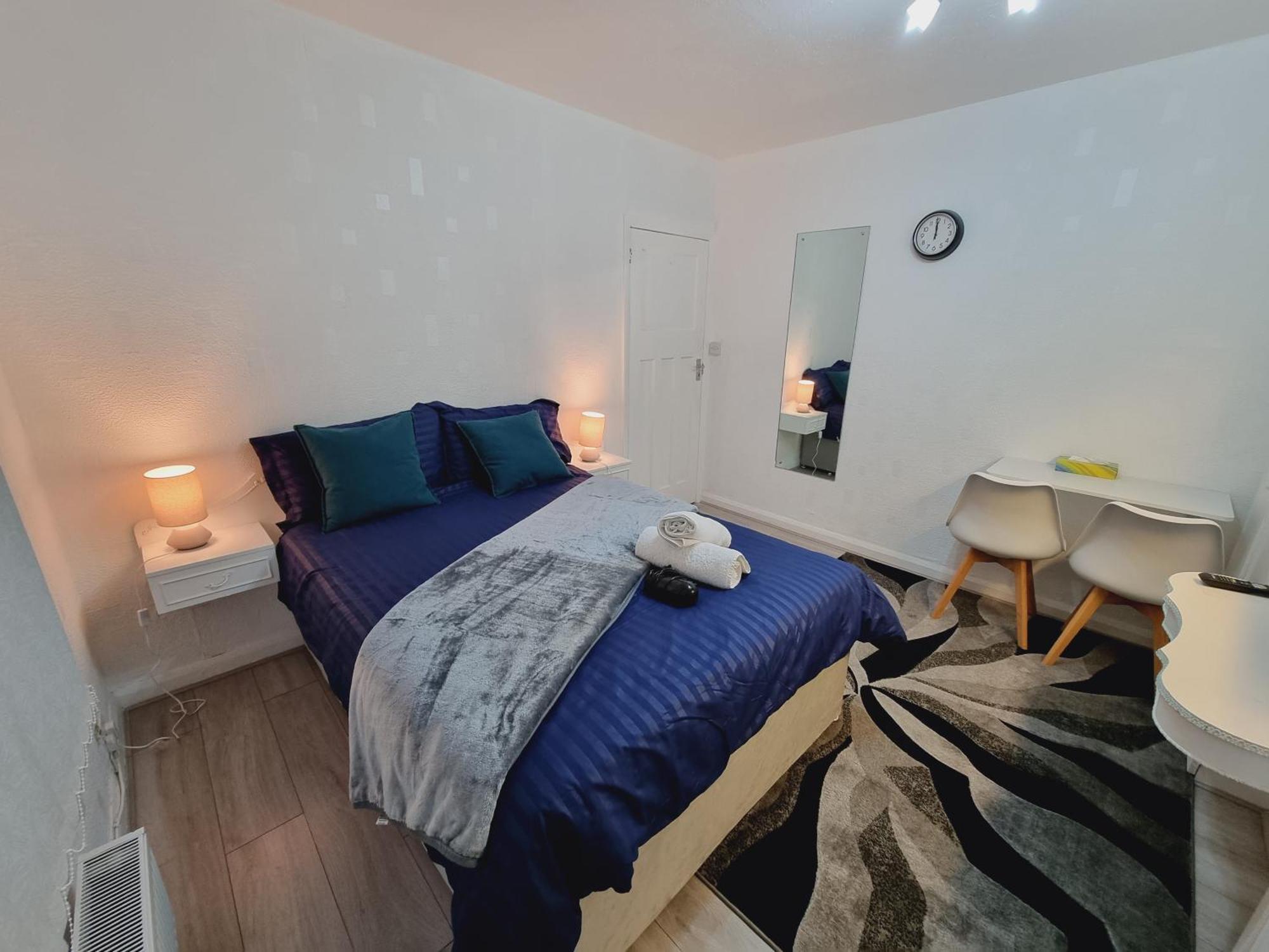 Modern 3 Bedroom House, 3 Bathroom, Secure Parking, Wi-fi & Garden Leeds (West Yorkshire)