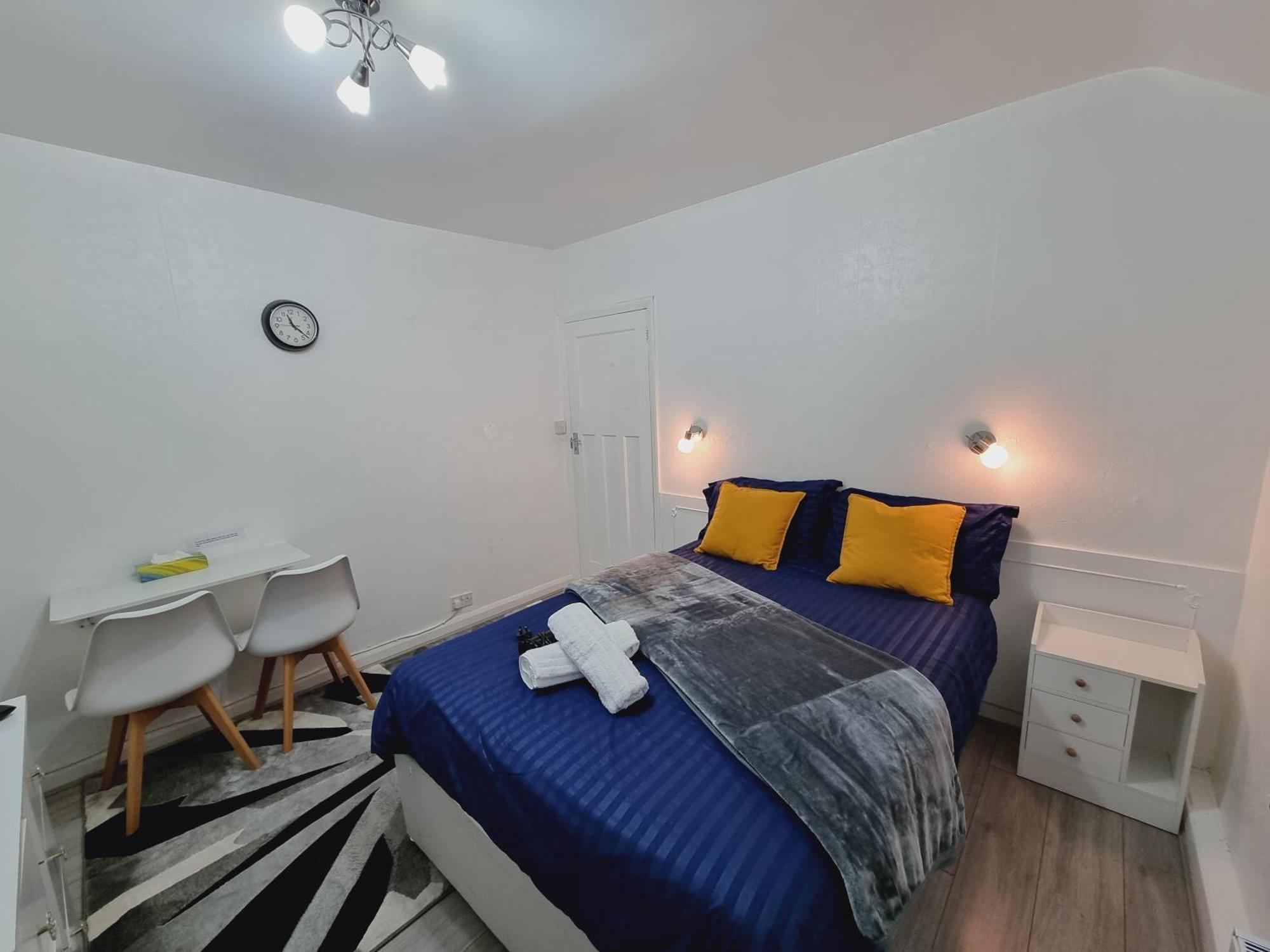 Holiday home Modern 3 Bedroom House, 3 Bathroom, Secure Parking, Wi-fi & Garden Leeds (West Yorkshire)