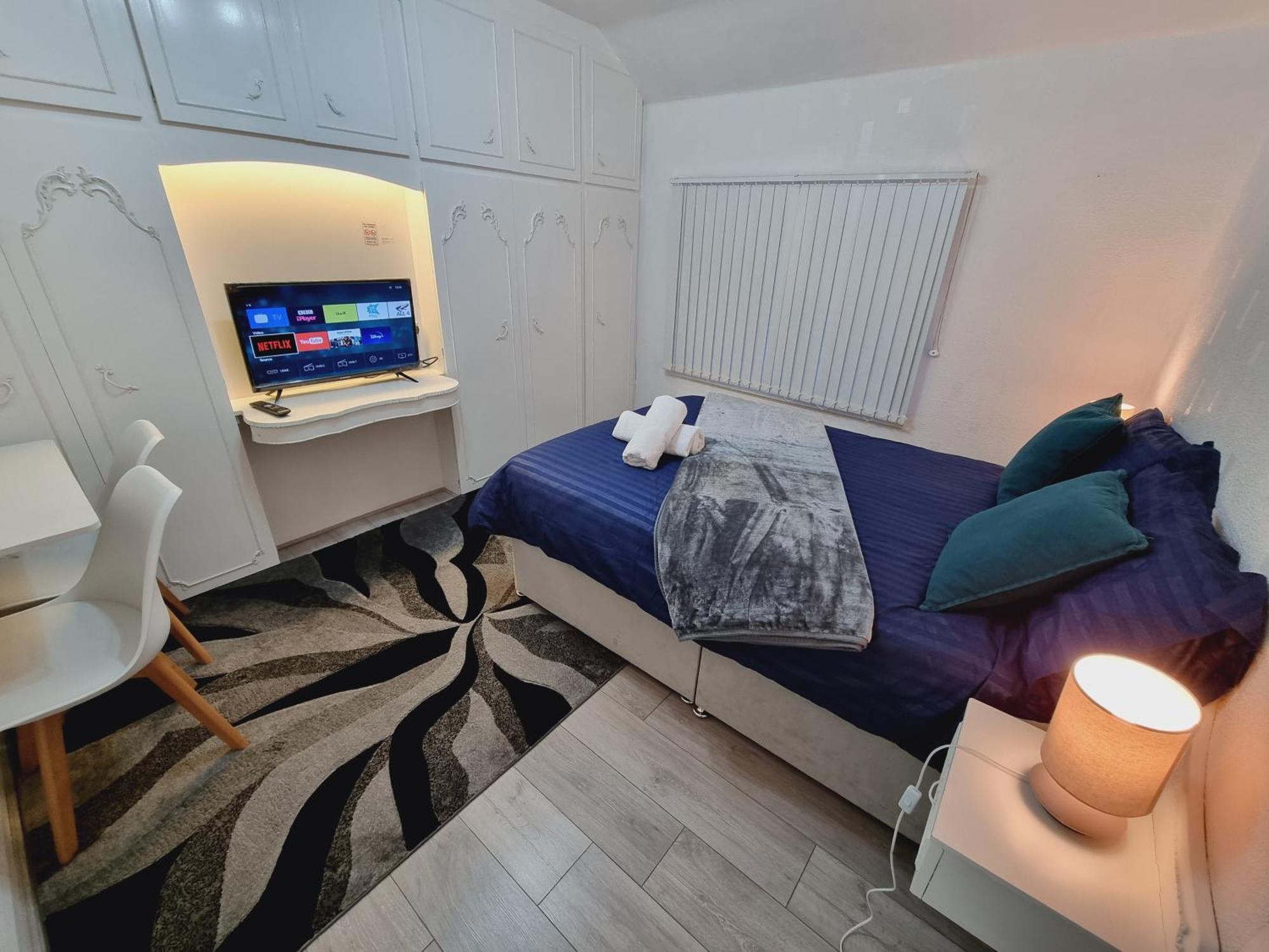 Holiday home Modern 3 Bedroom House, 3 Bathroom, Secure Parking, Wi-fi & Garden *