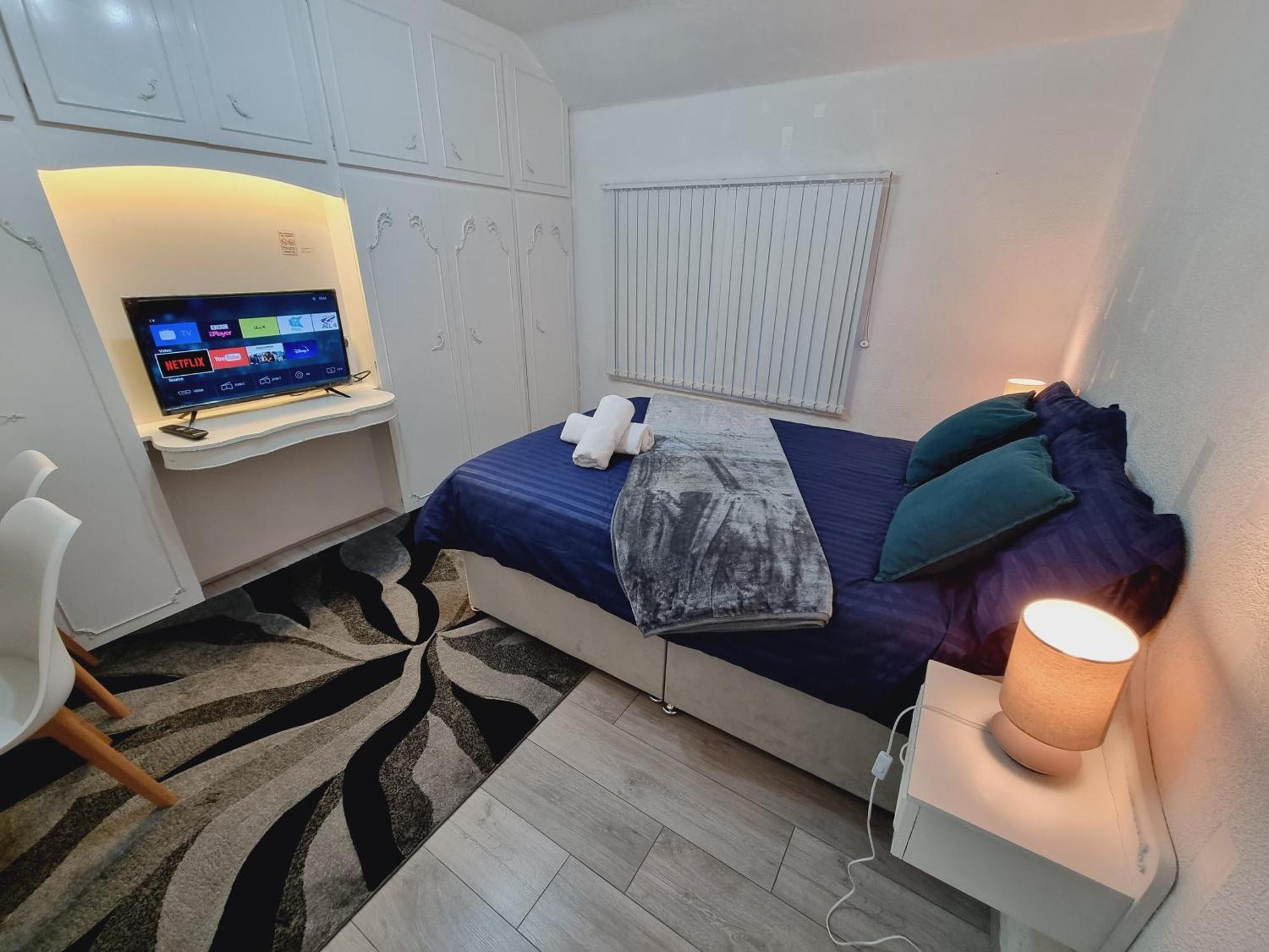 Modern 3 Bedroom House, 3 Bathroom, Secure Parking, Wi-fi & Garden