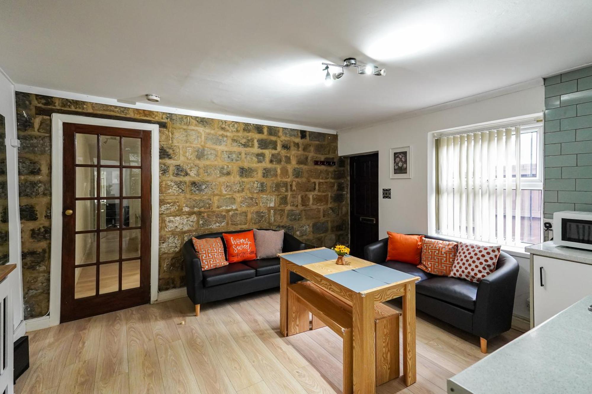 Headingley 2 Bedroom Flat Near Universities Shops& Park