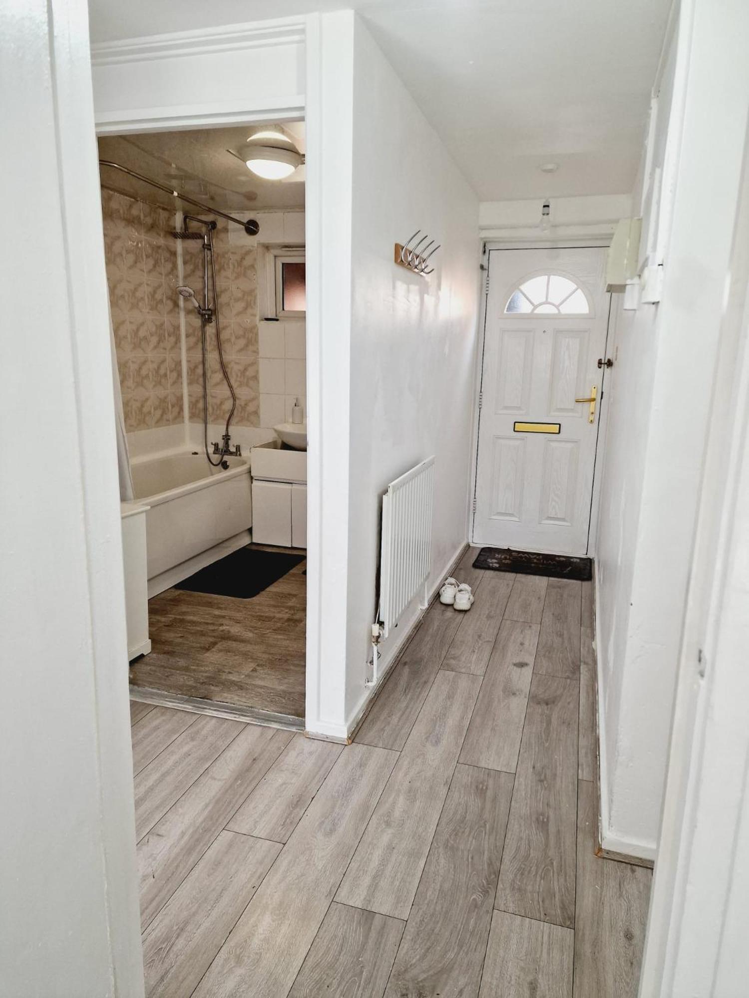 2 Bedroom Cozy Chambers With Free Parking Apartment
