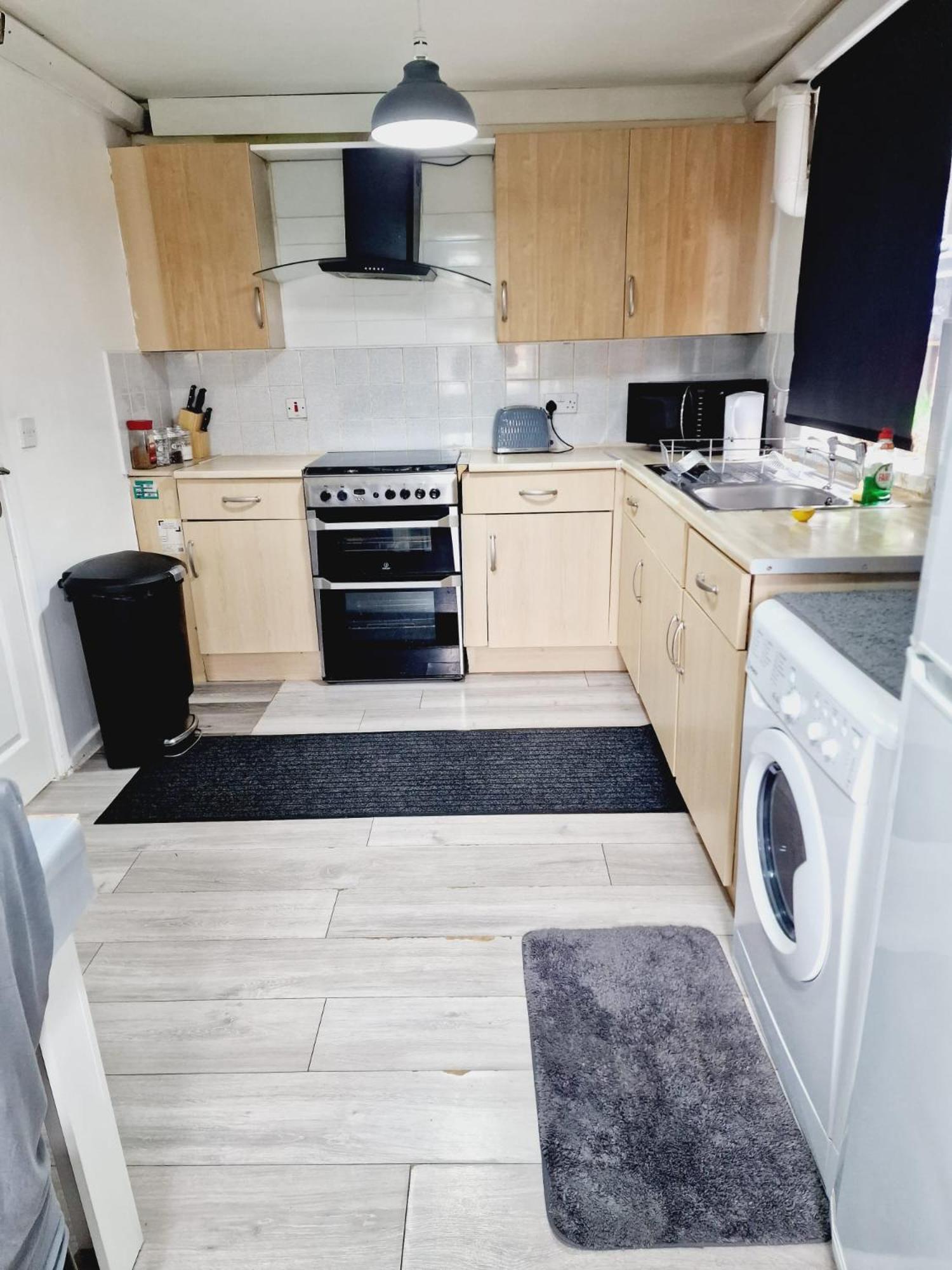 2 Bedroom Cozy Chambers With Free Parking *