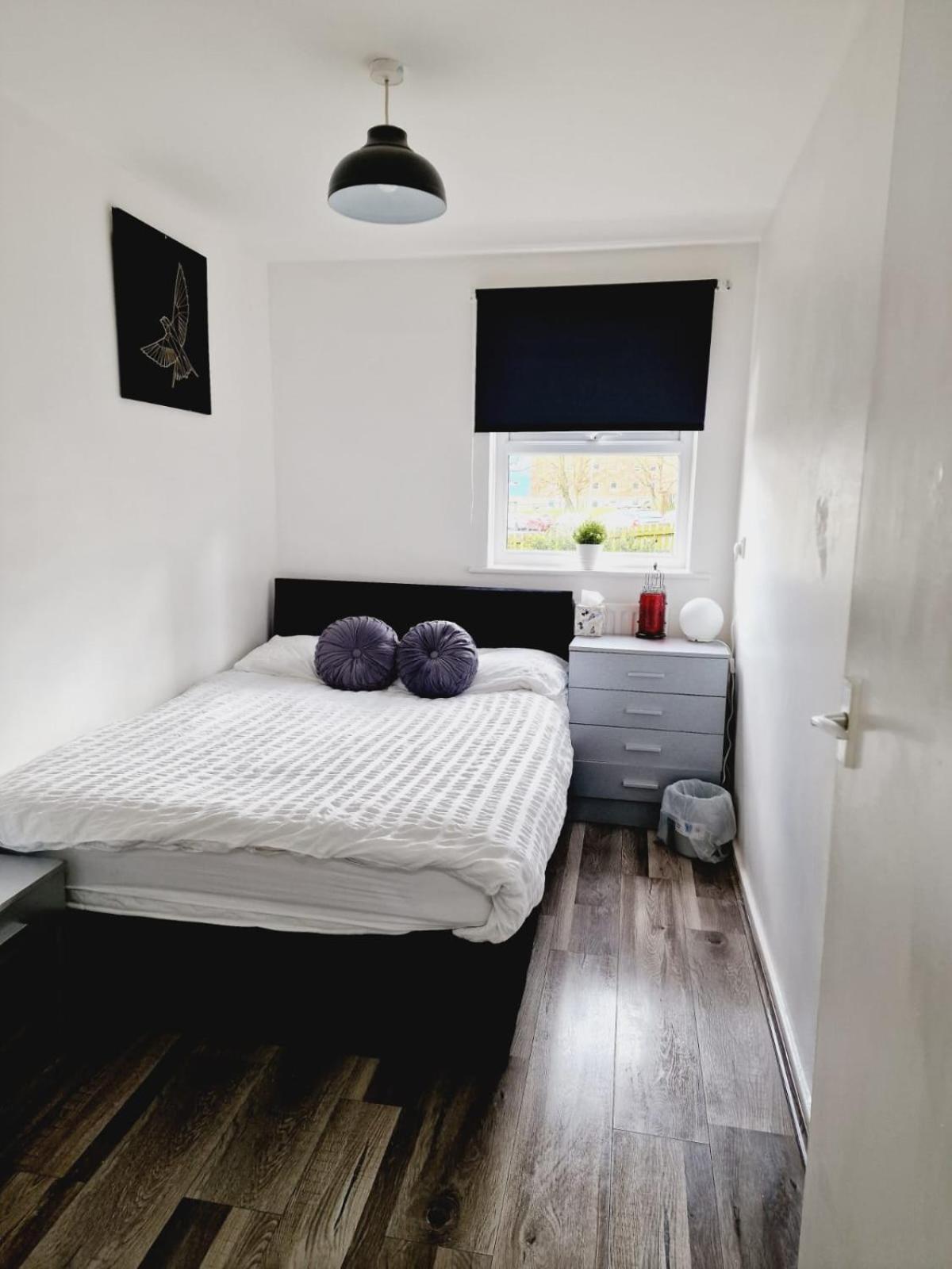 2 Bedroom Cozy Chambers With Free Parking Apartment *