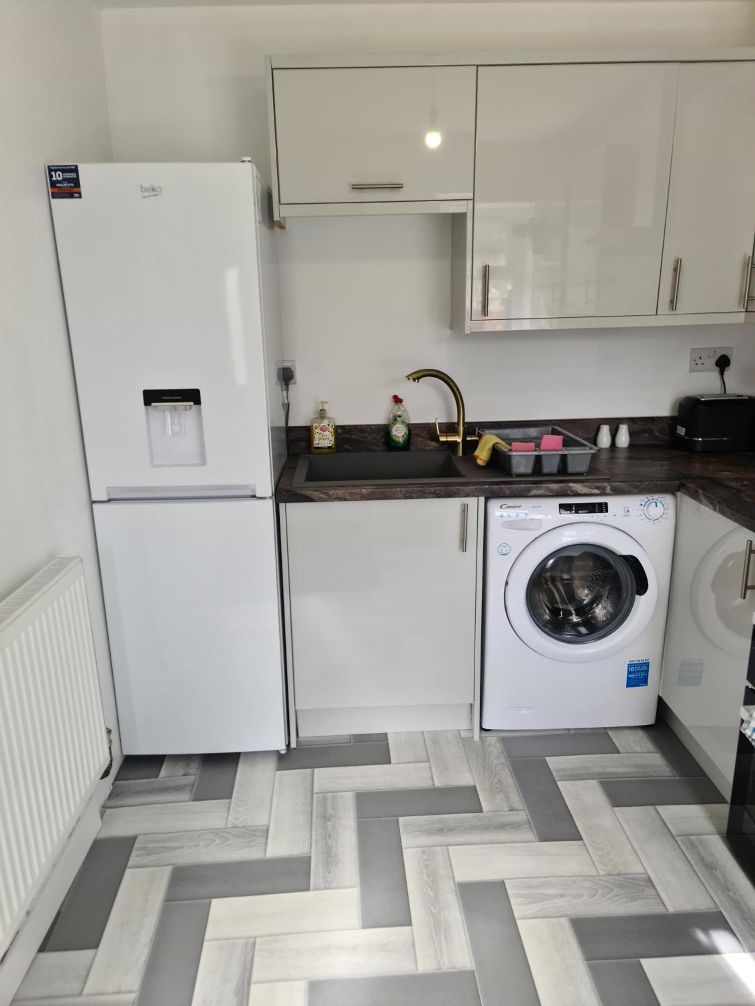 Apartment Detached Flat In Leeds, Free Wifi And Parking, Pool Table, 75 Inch Tv, Netflix, Leeds (West Yorkshire)