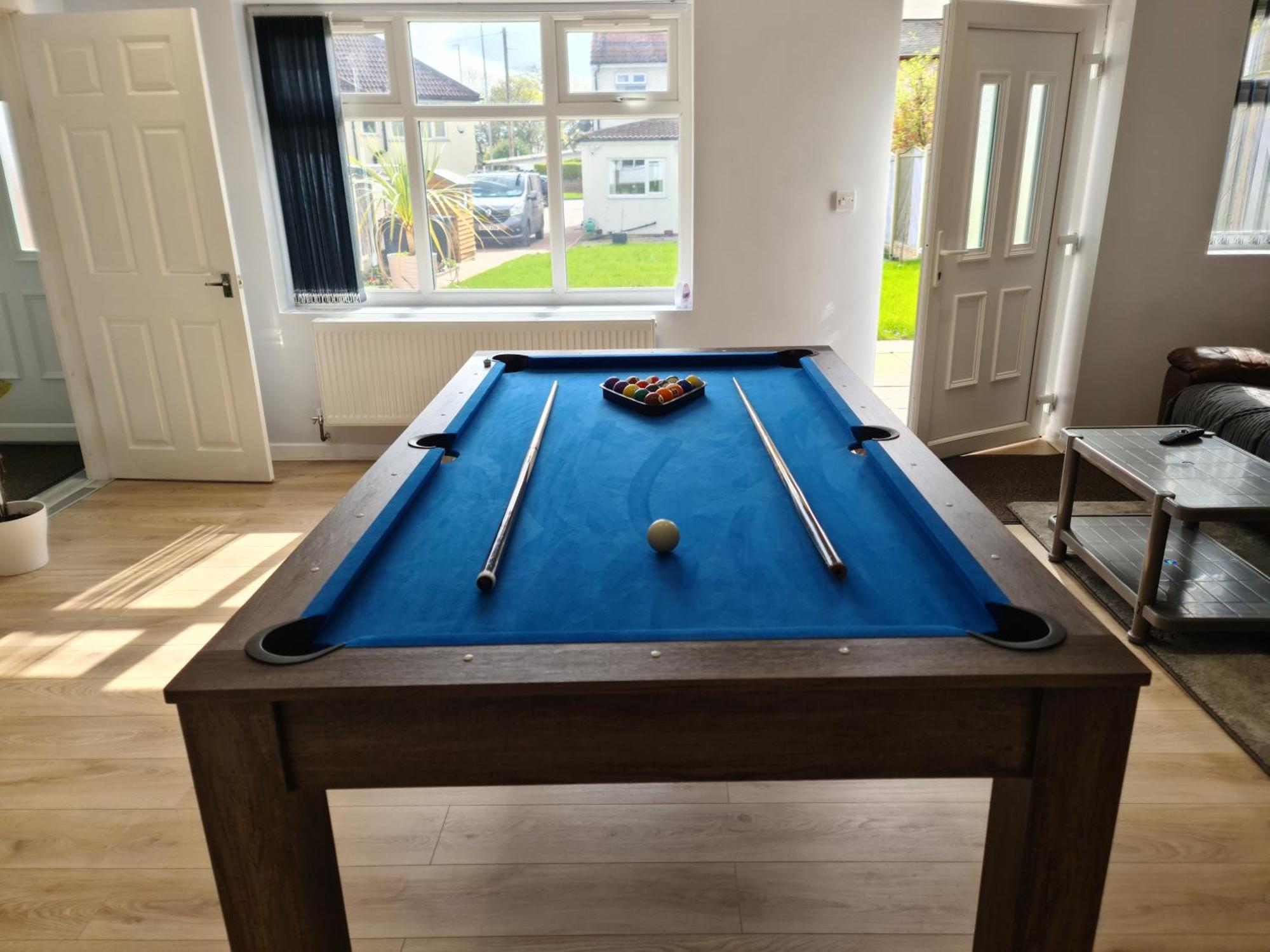 Apartment Detached Flat In Leeds, Free Wifi And Parking, Pool Table, 75 Inch Tv, Netflix, *