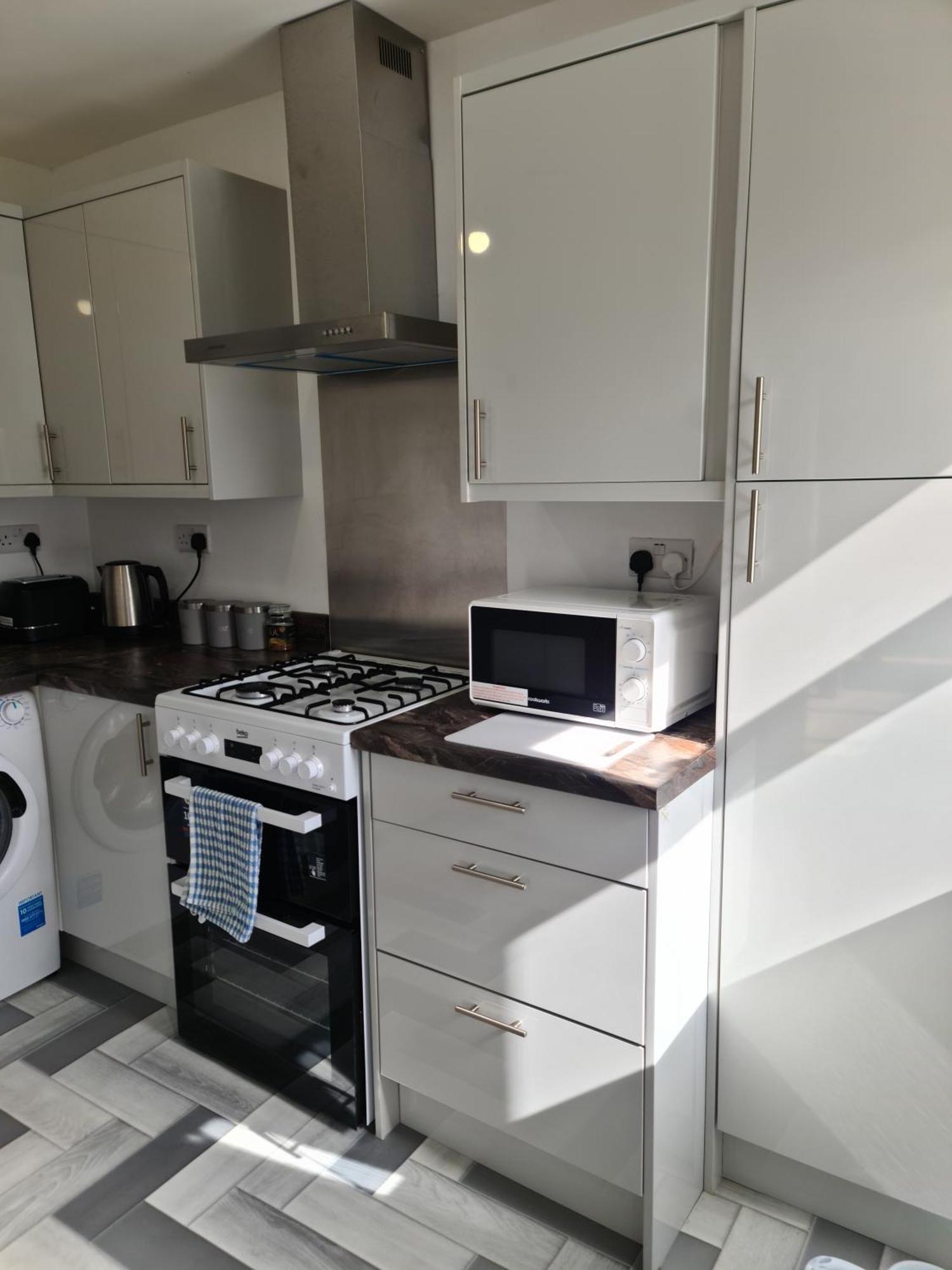 Detached Flat In Leeds, Free Wifi And Parking, Pool Table, 75 Inch Tv, Netflix, *