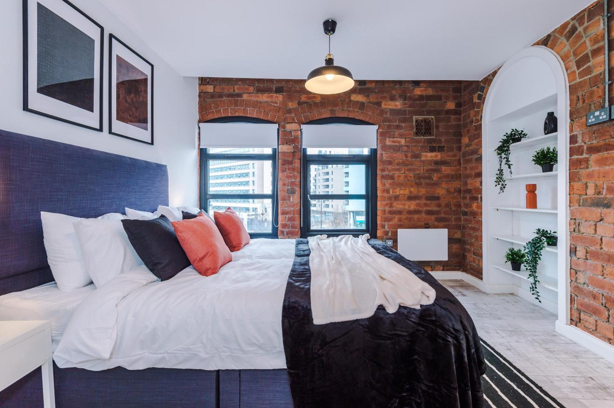 2 King Size Beds In Manhattan Styled Oversize Apartment Leeds (West Yorkshire)
