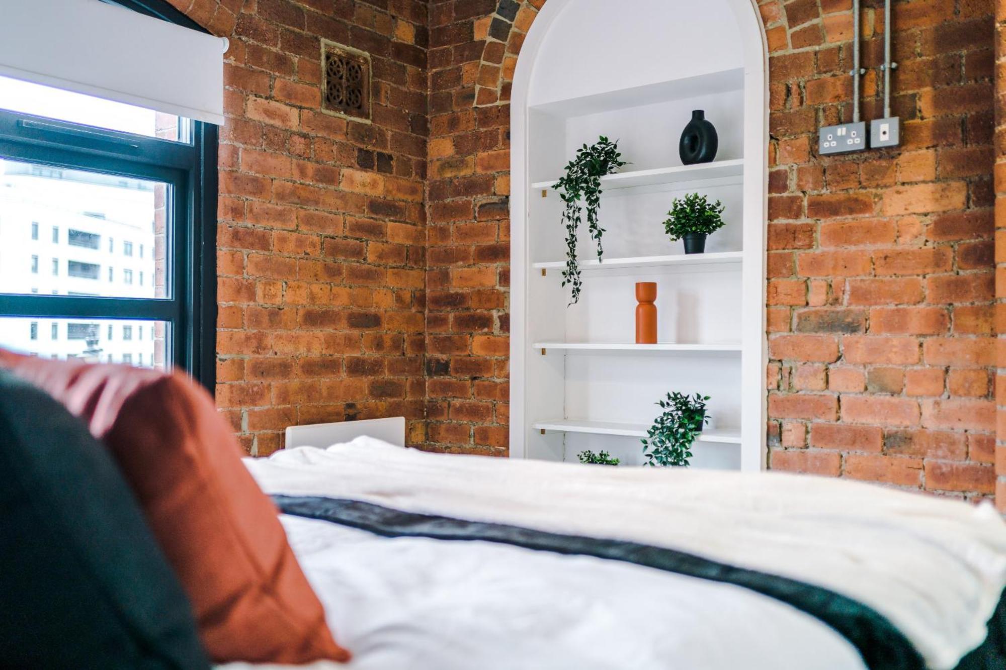 2 King Size Beds In Manhattan Styled Oversize * Leeds (West Yorkshire)