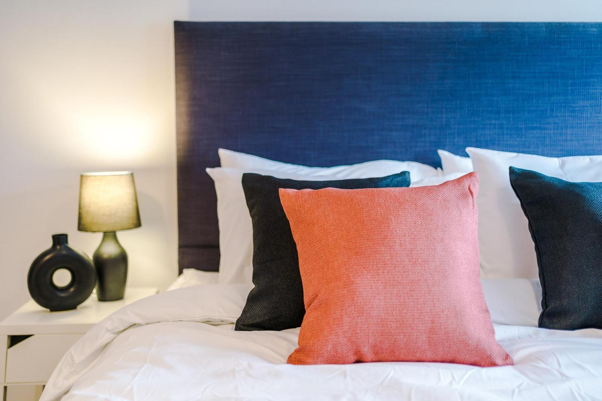2 King Size Beds In Manhattan Styled Oversize Apartment *